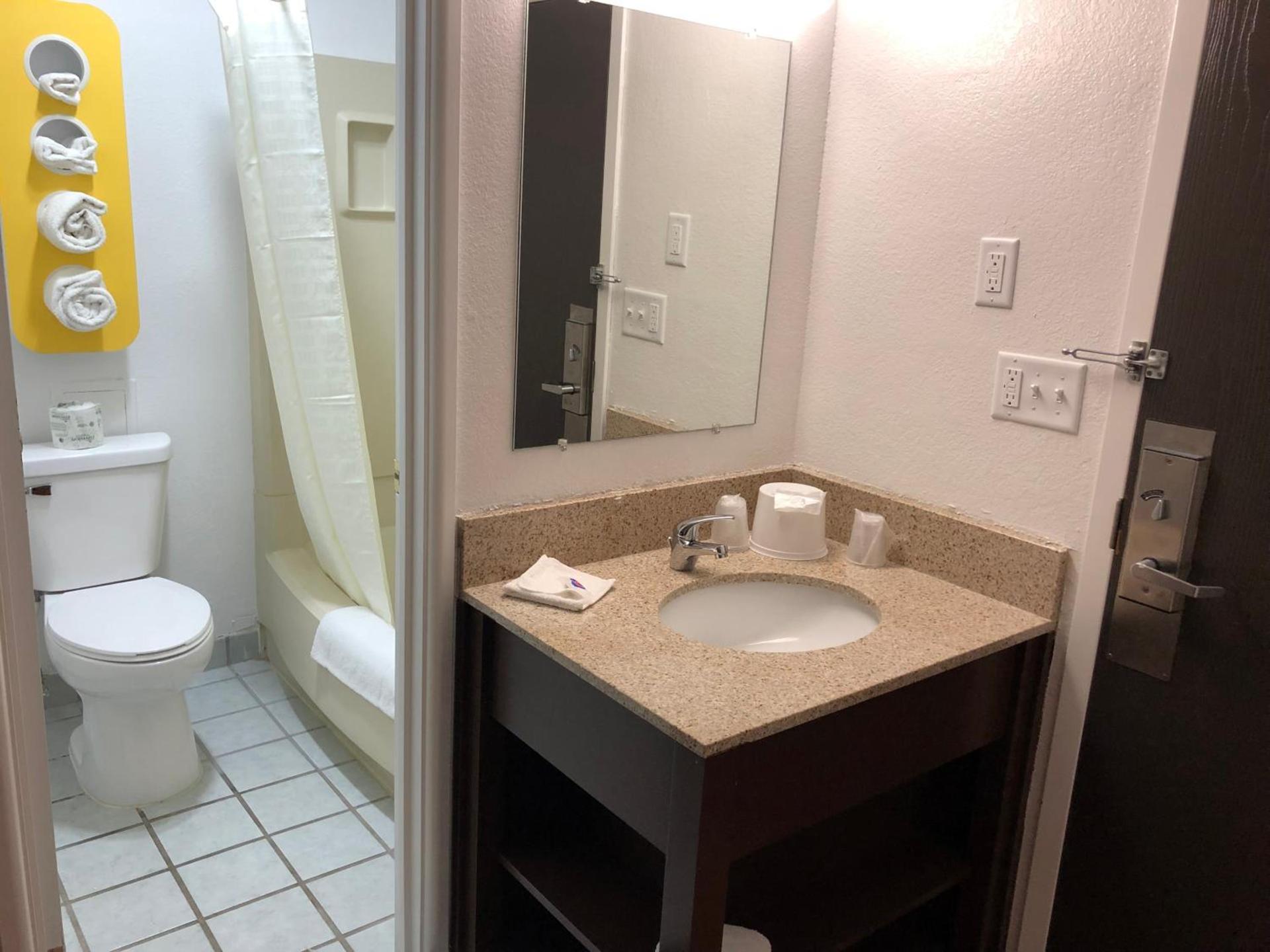 Days Inn by Wyndham La Crosse photo 16
