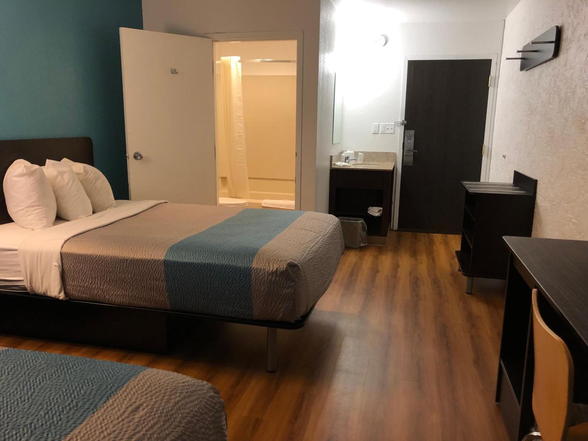 Days Inn by Wyndham La Crosse photo 23