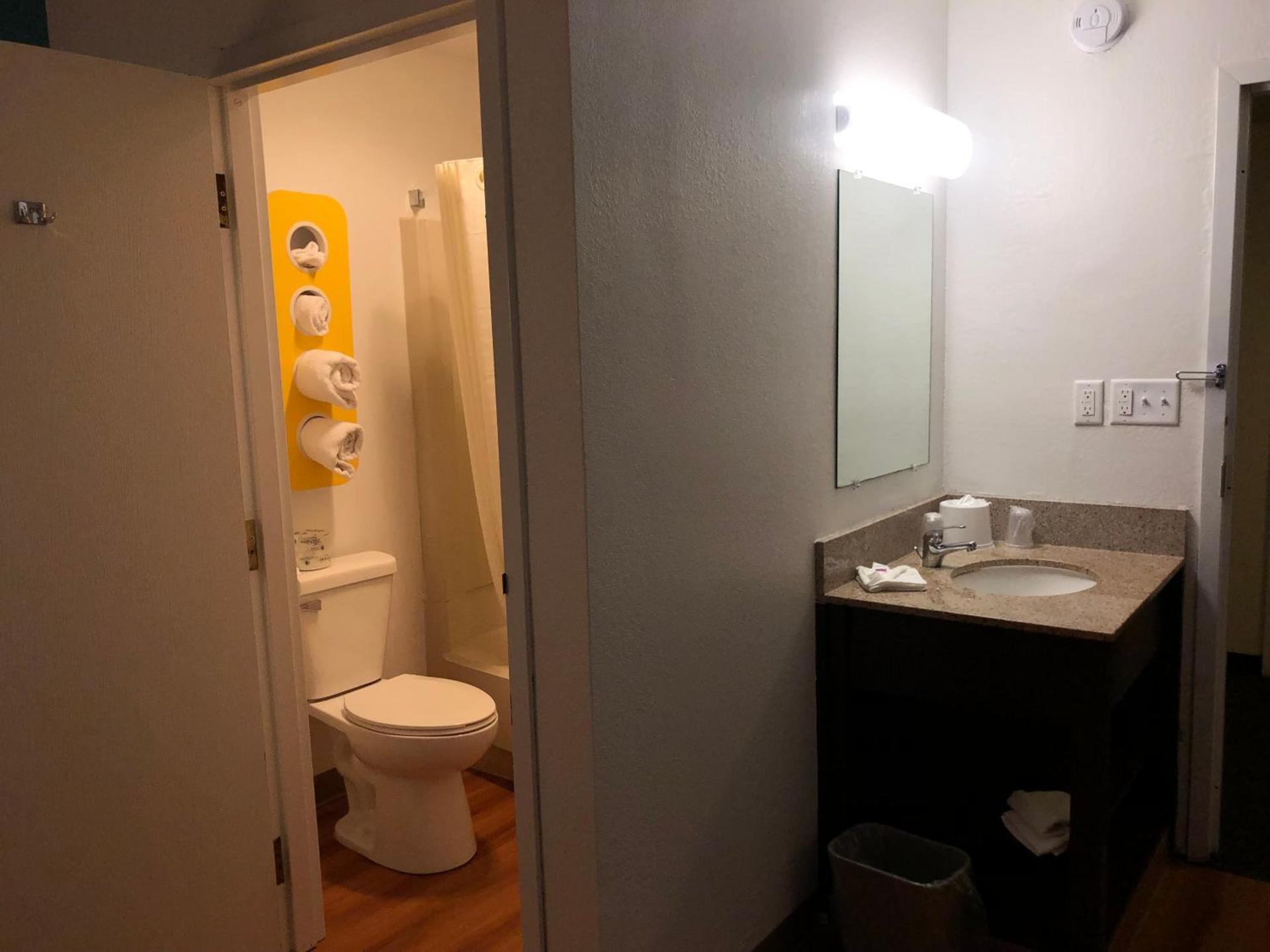 Days Inn by Wyndham La Crosse photo 24