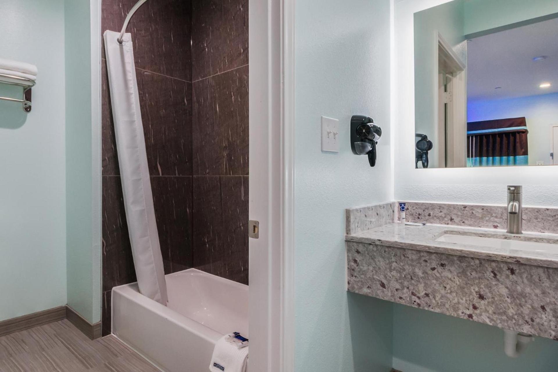 Americas Best Value Inn- Aldine Westfield photo 28