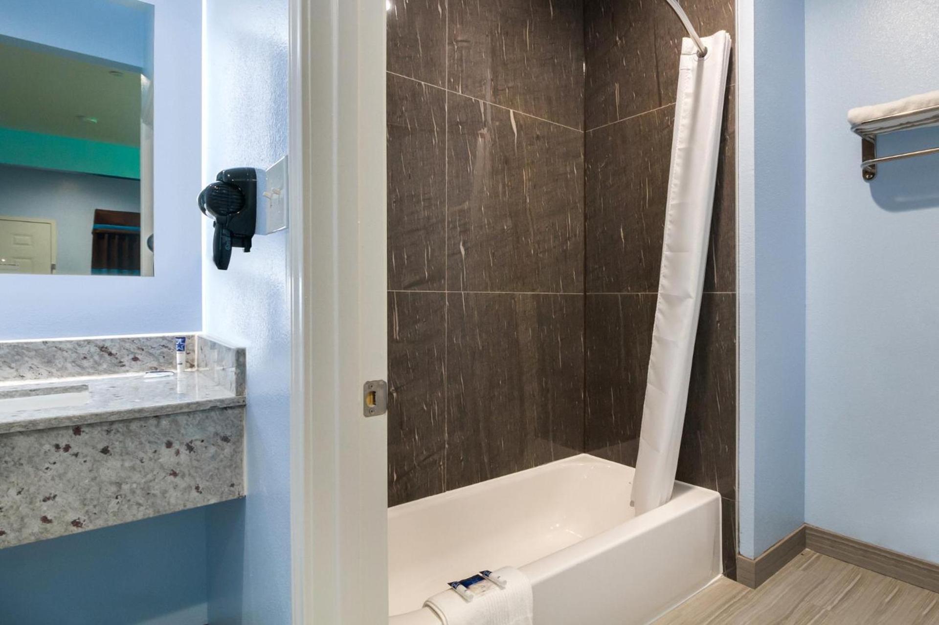 Americas Best Value Inn- Aldine Westfield photo 7