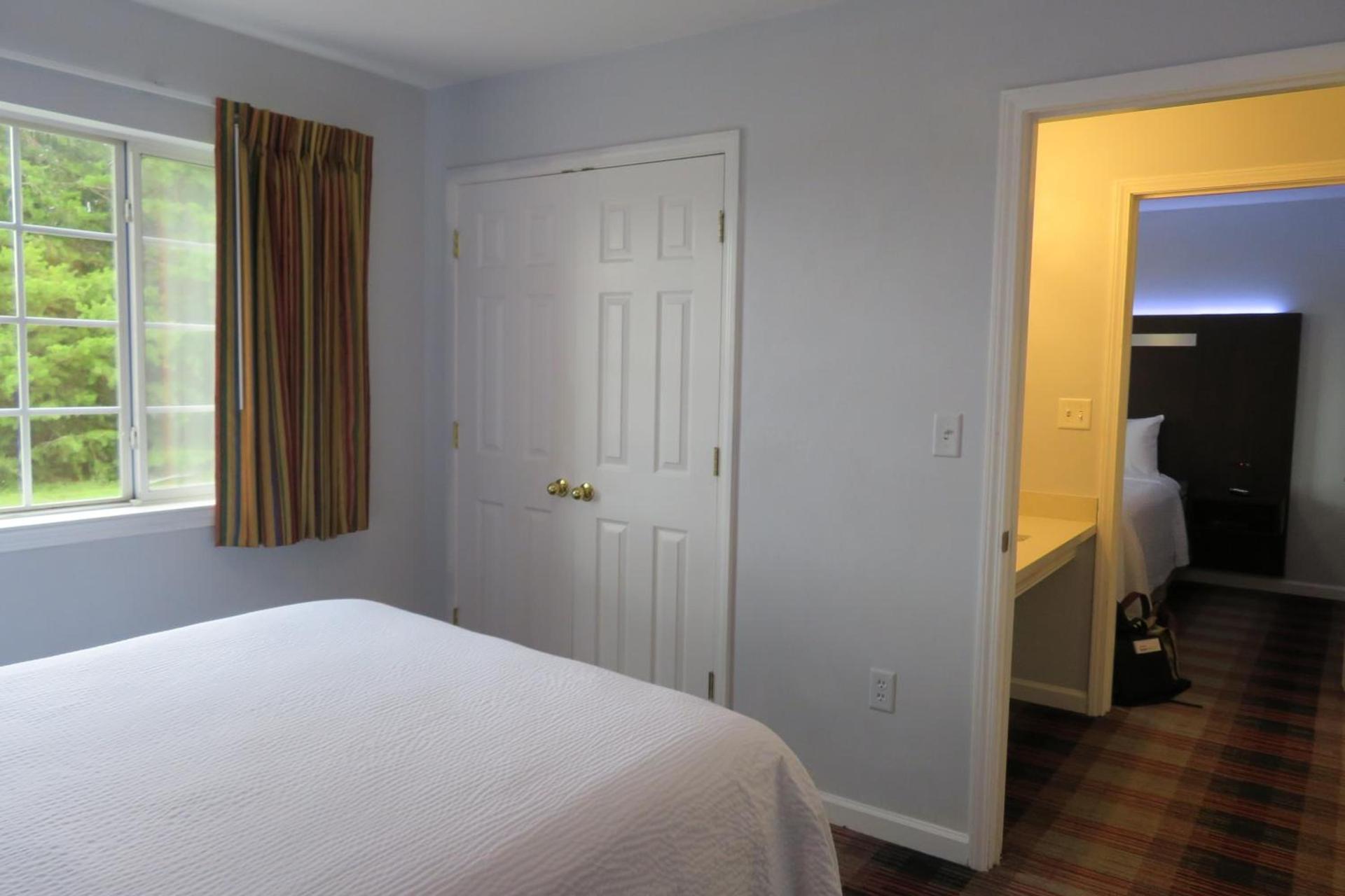 Luxbury Inn & Suites photo 11