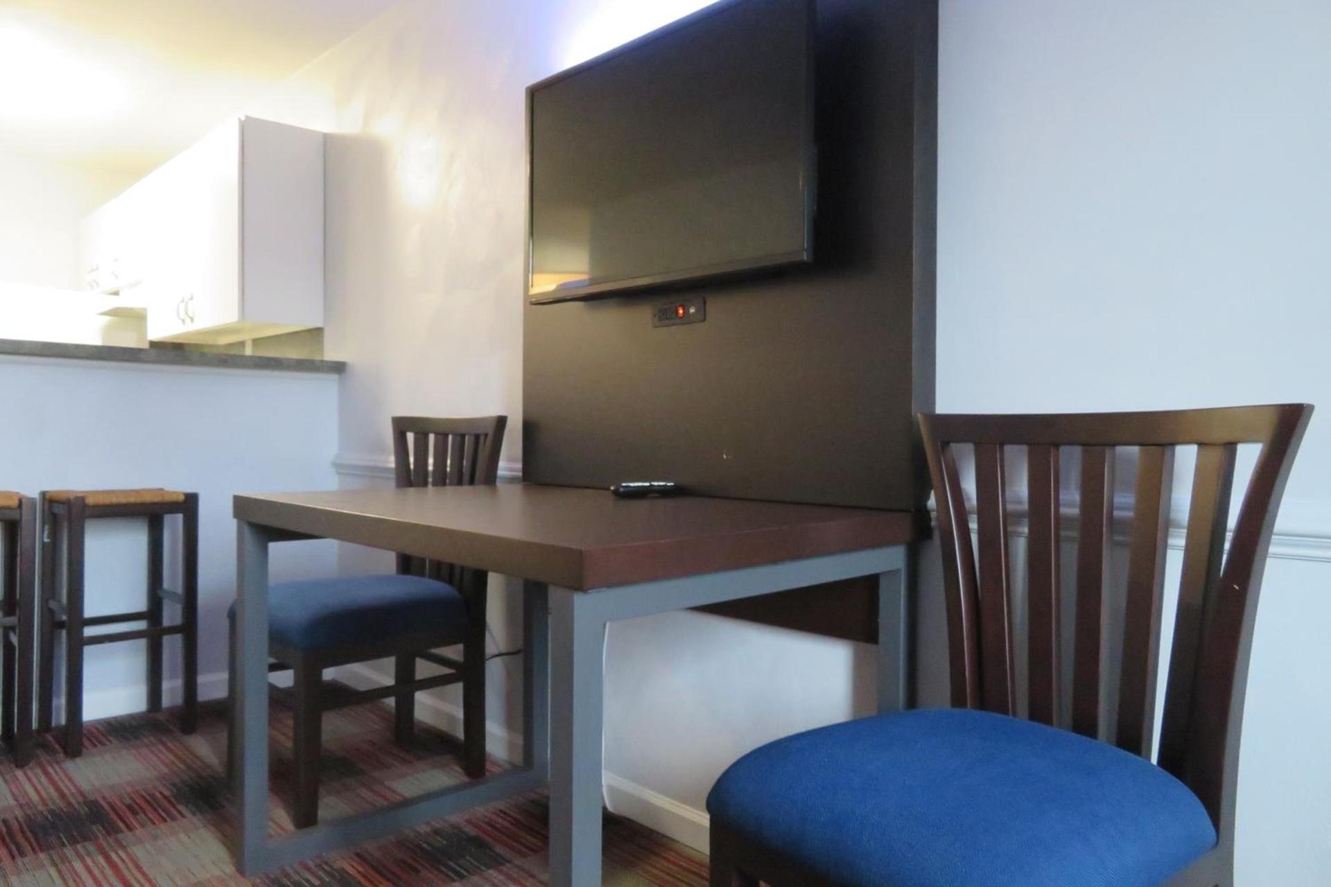 Luxbury Inn & Suites photo 7