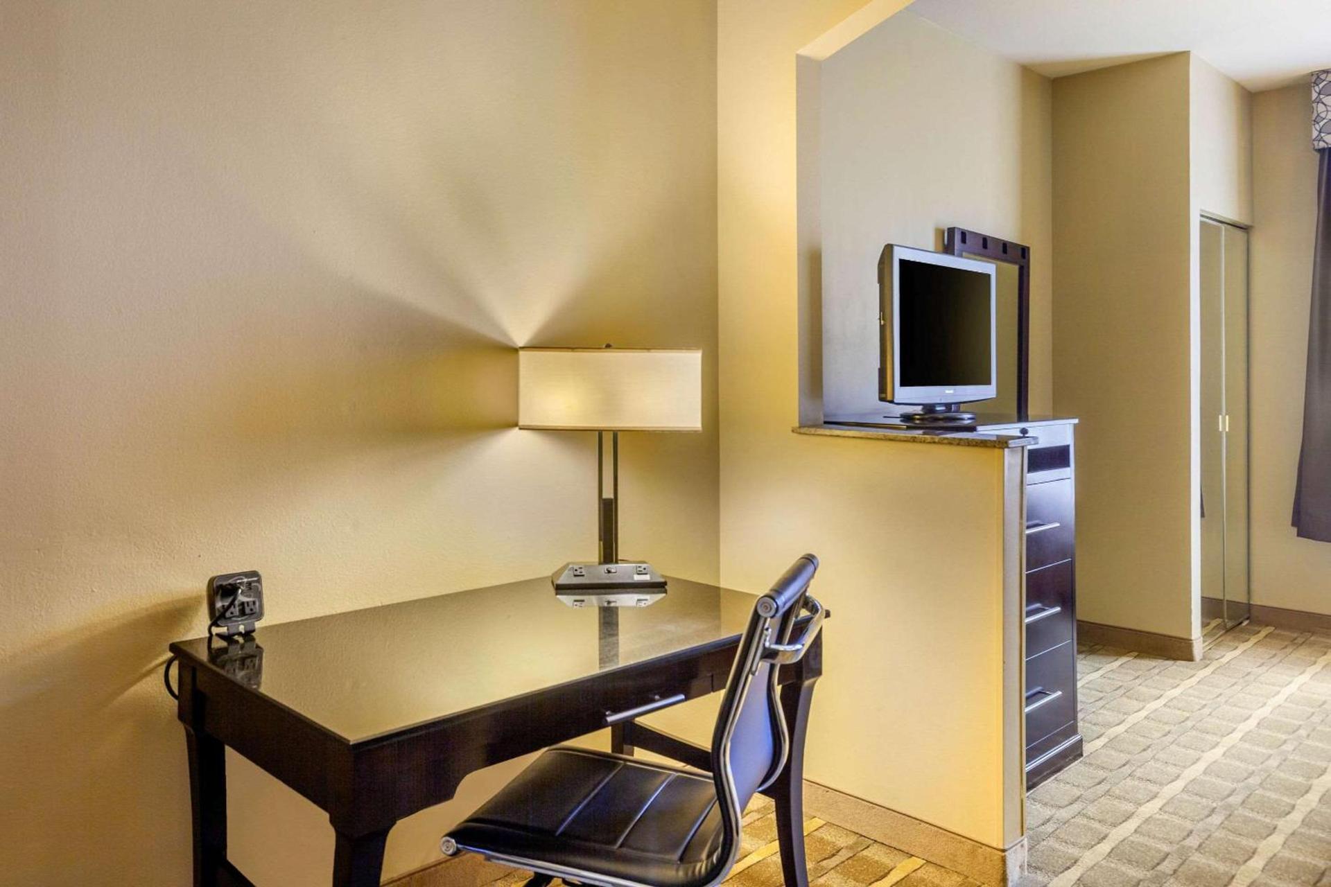Quality Suites Sherman photo 16