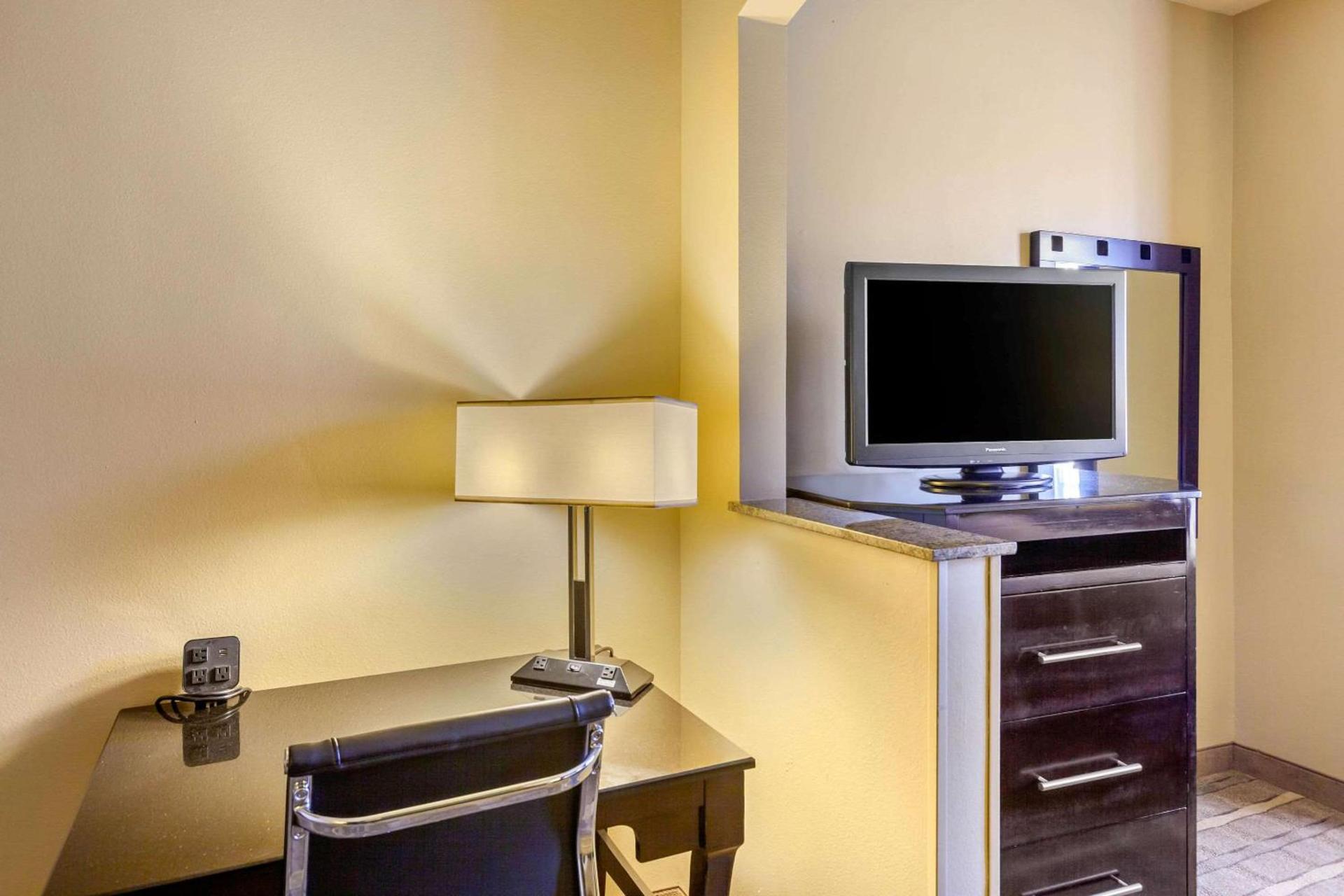 Quality Suites Sherman photo 34