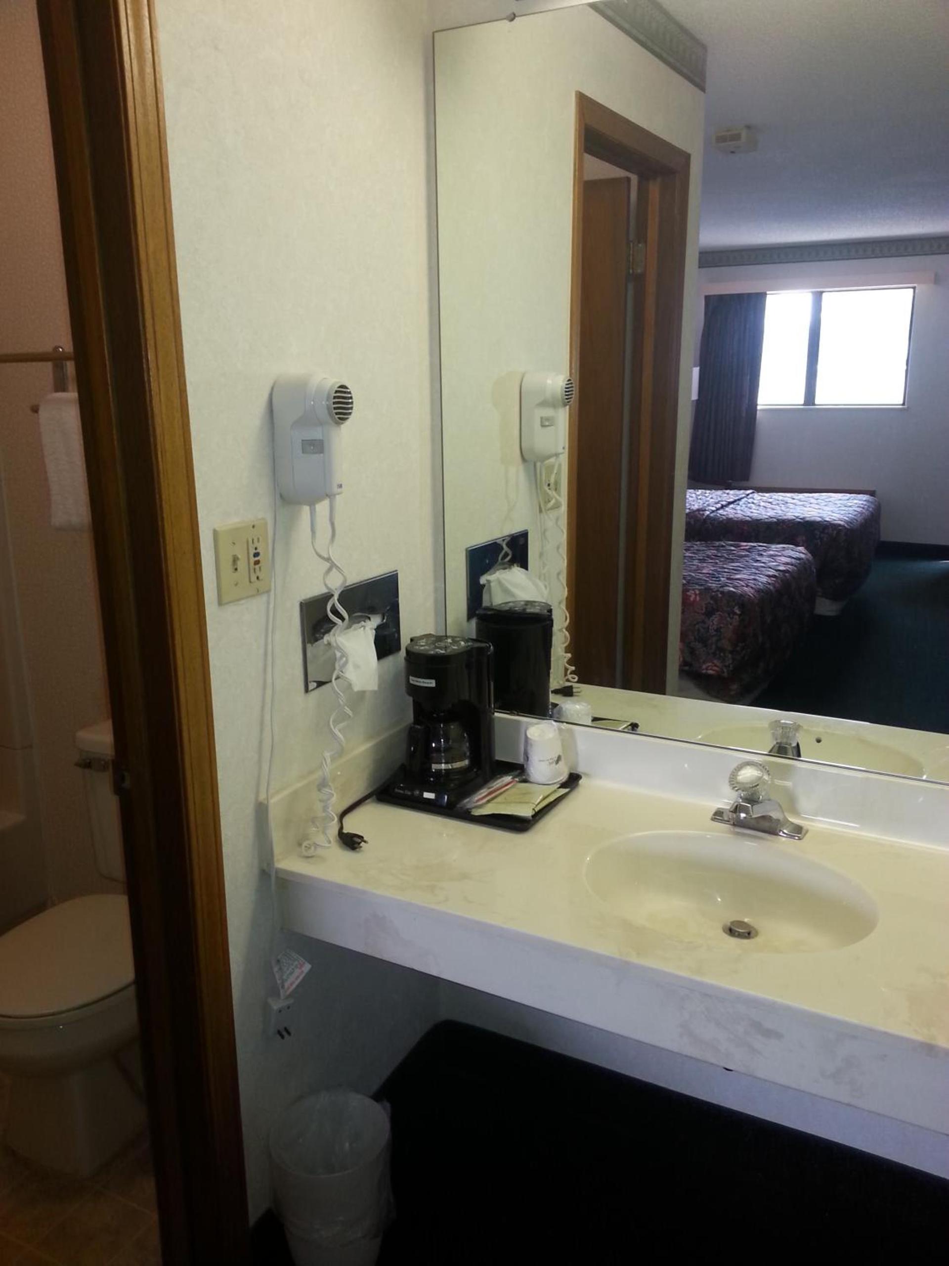 Days Inn by Wyndham Maumee/Toledo photo 38