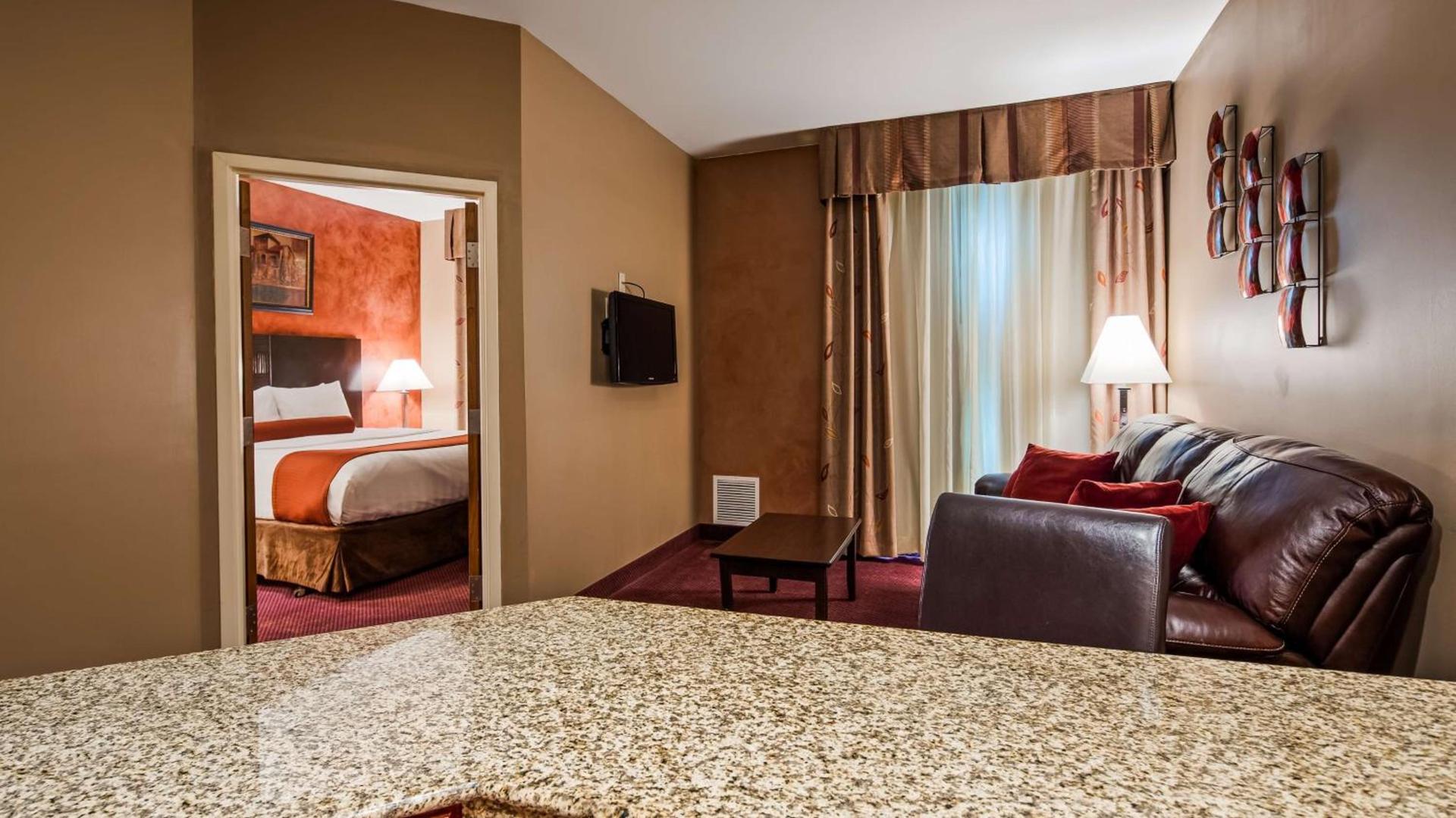 Best Western PLUS Hannaford Inn & Suites photo 4
