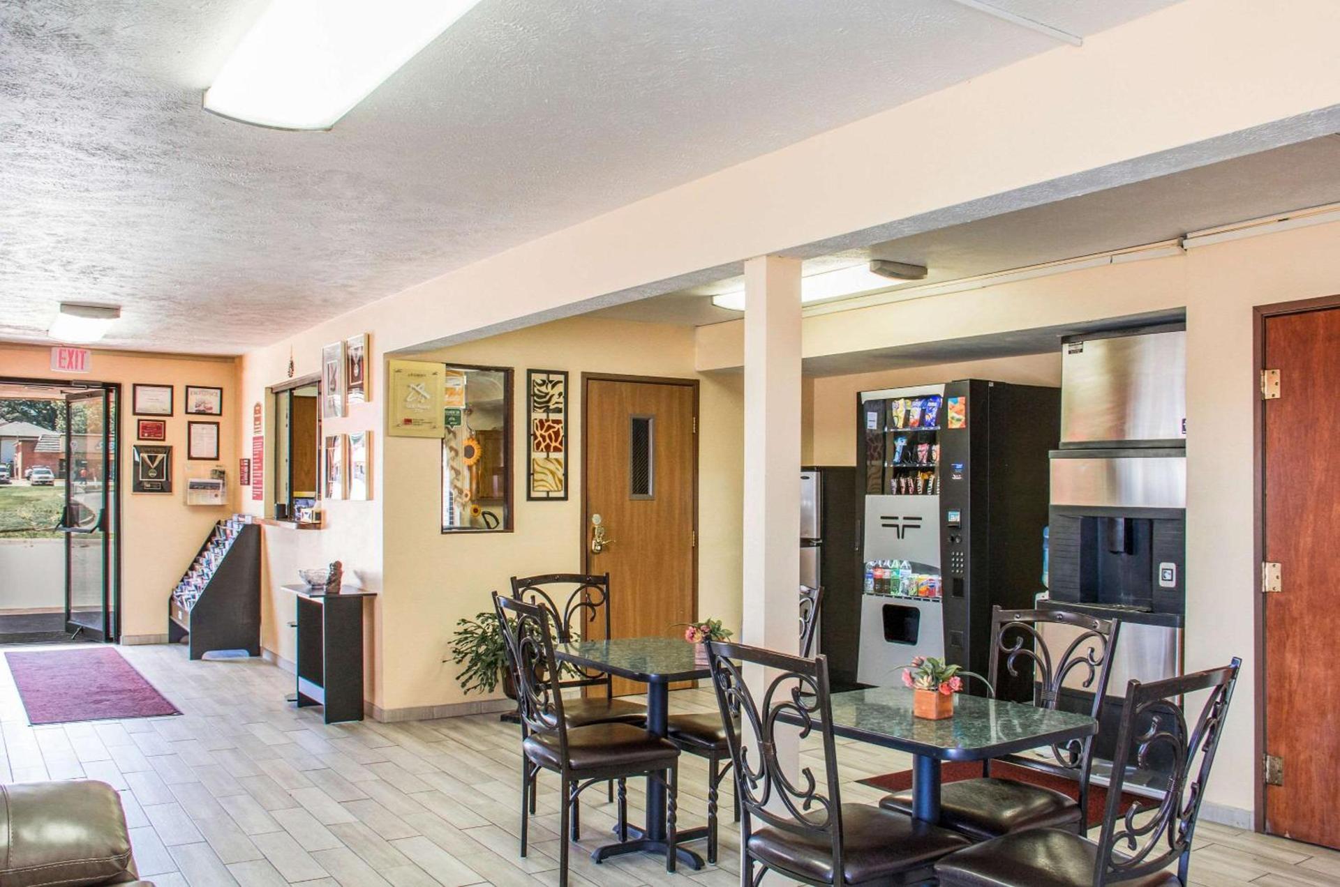Econo Lodge Lansing - Leavenworth photo 9