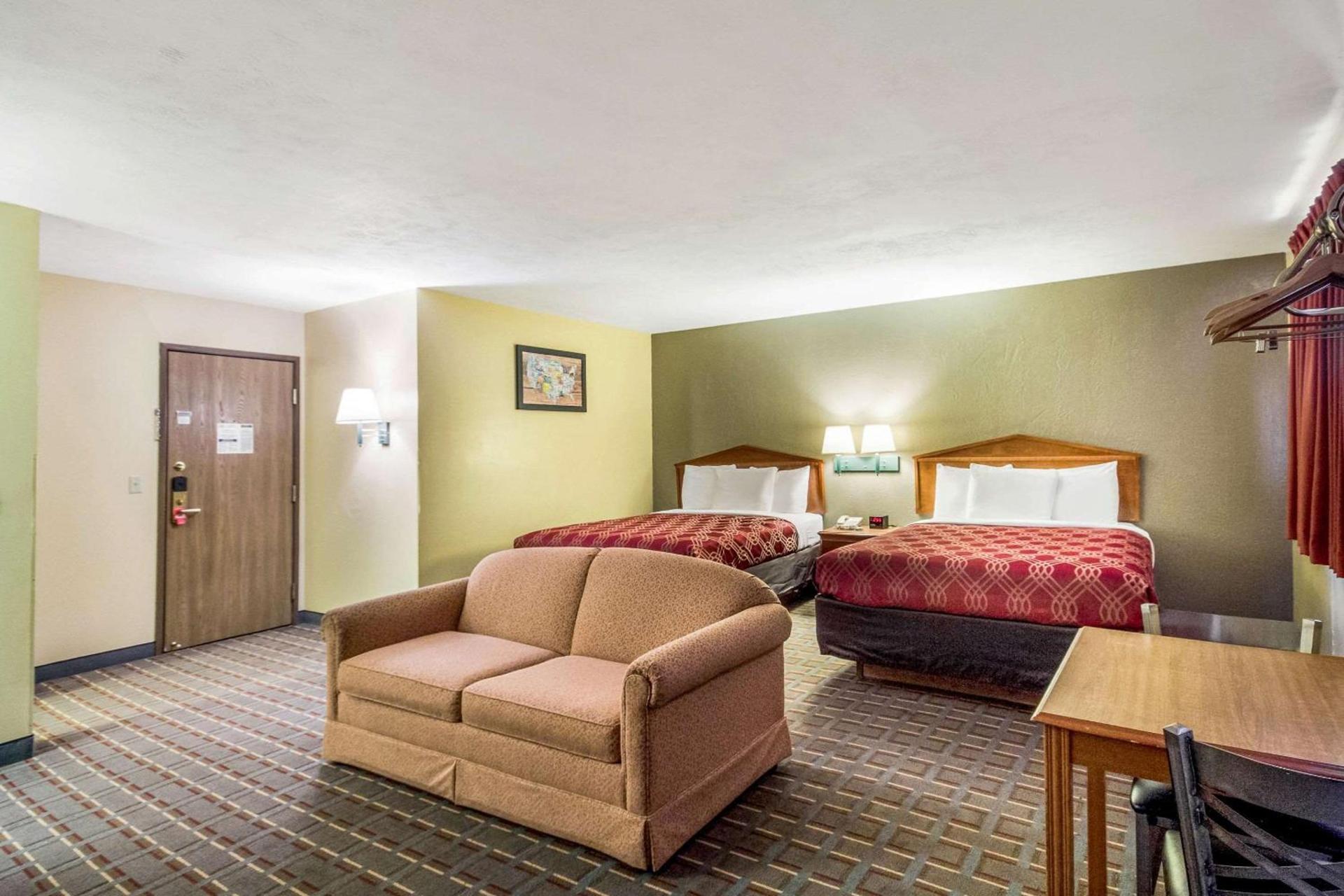 Econo Lodge Lansing - Leavenworth photo 8
