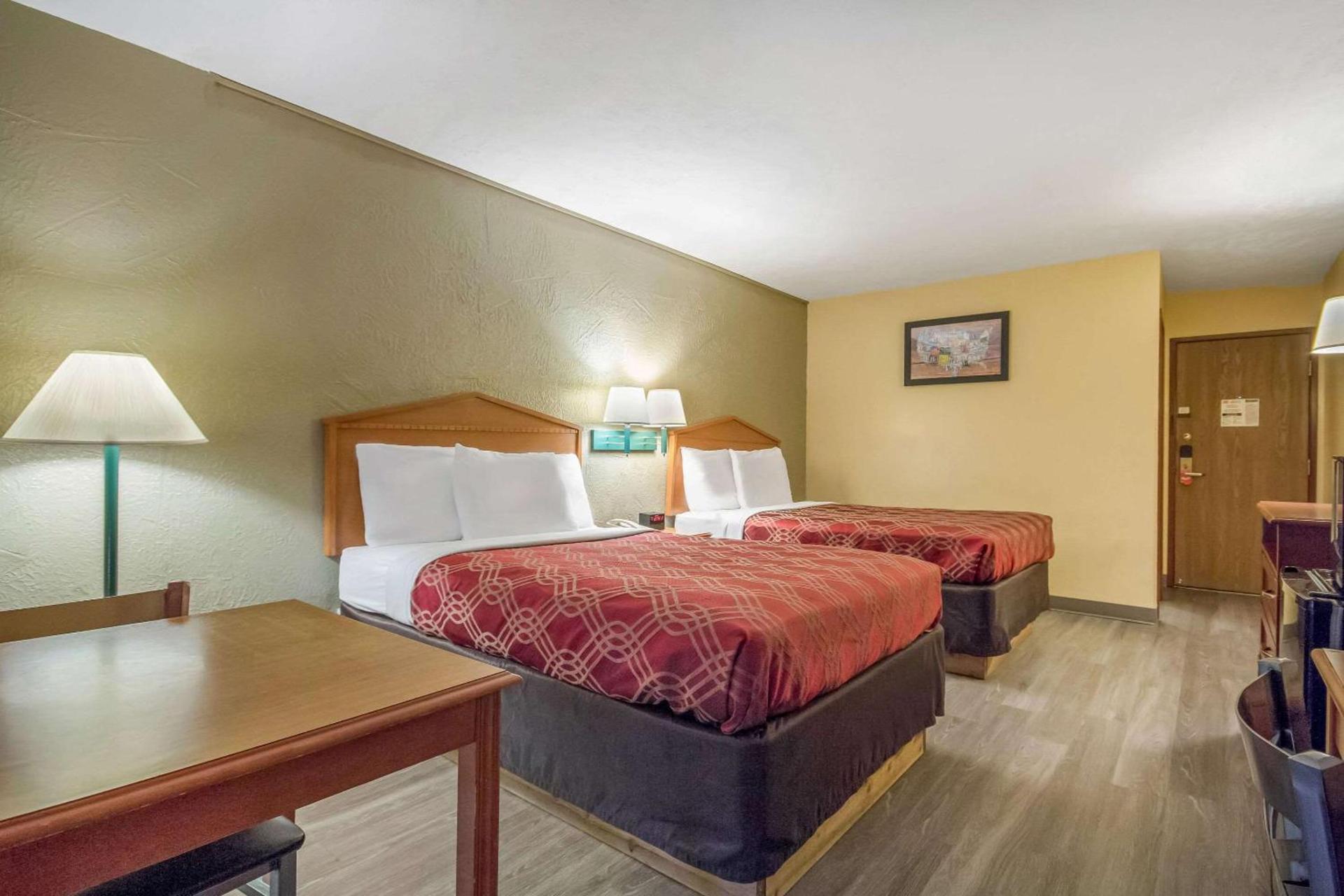 Econo Lodge Lansing - Leavenworth photo 2