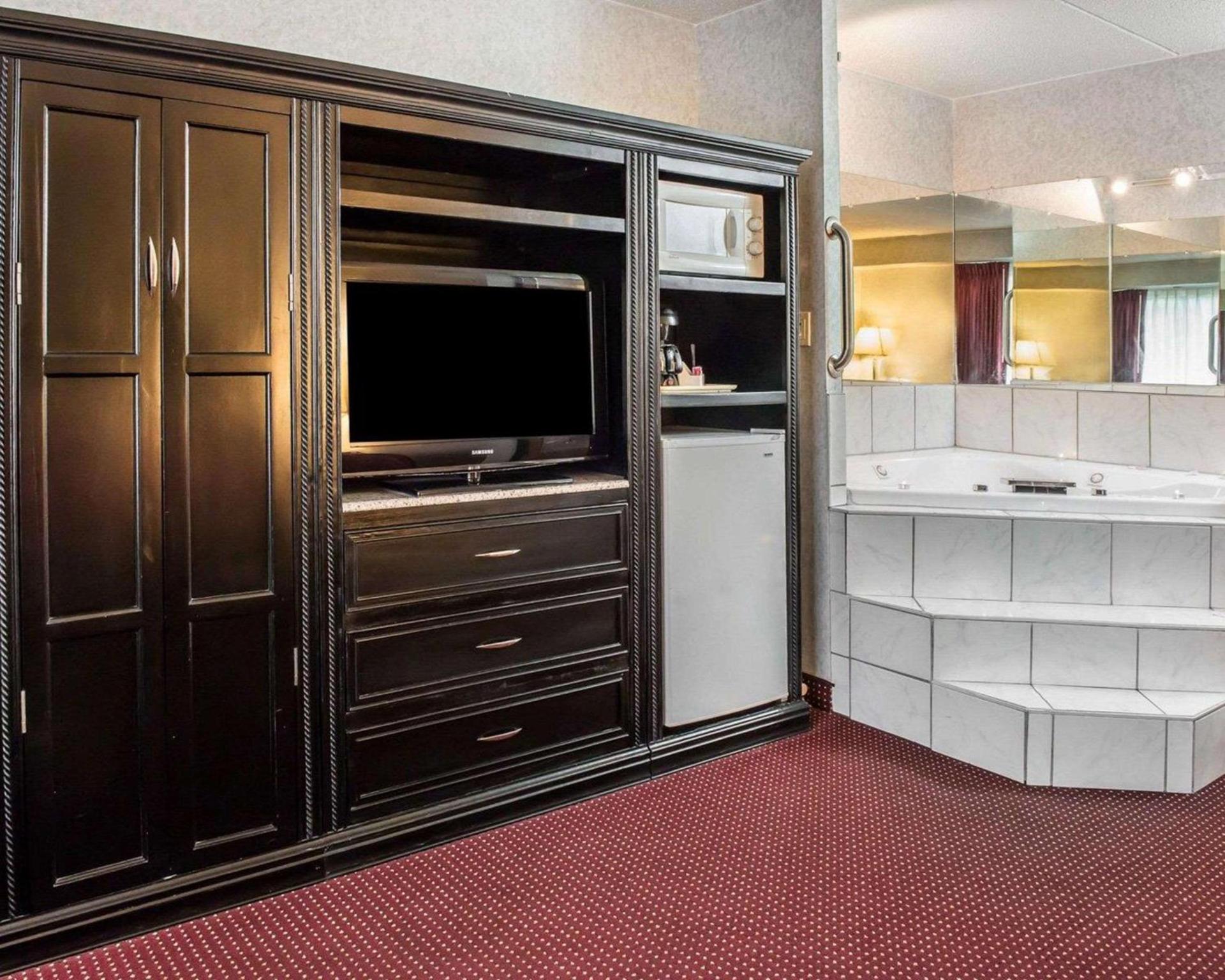 Quality Inn & Suites Gibsonia - Pittsburgh North photo 22
