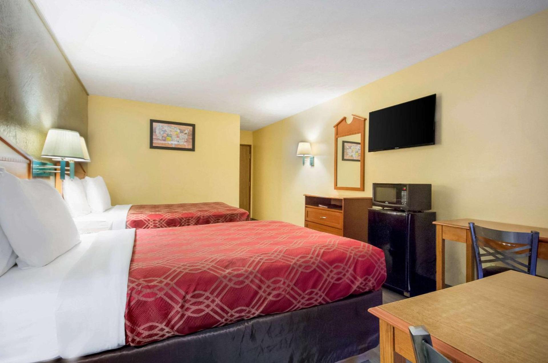 Econo Lodge Lansing - Leavenworth photo 7