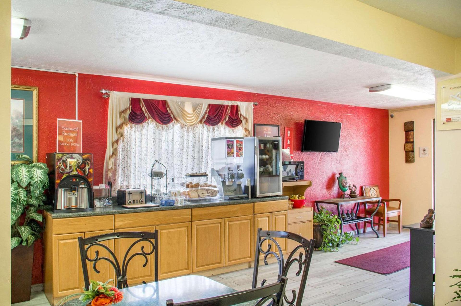 Econo Lodge Lansing - Leavenworth photo 3