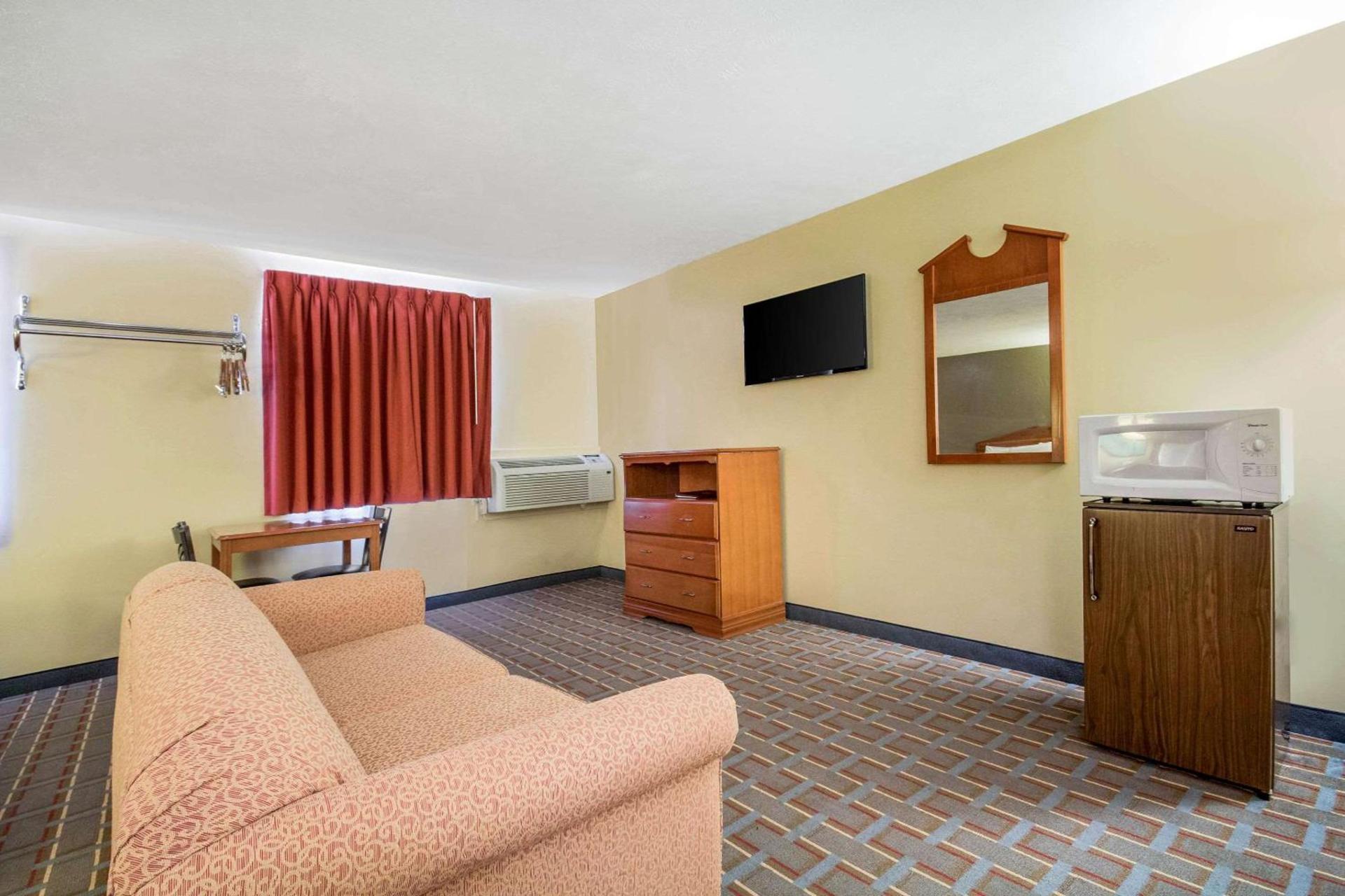 Econo Lodge Lansing - Leavenworth photo 5
