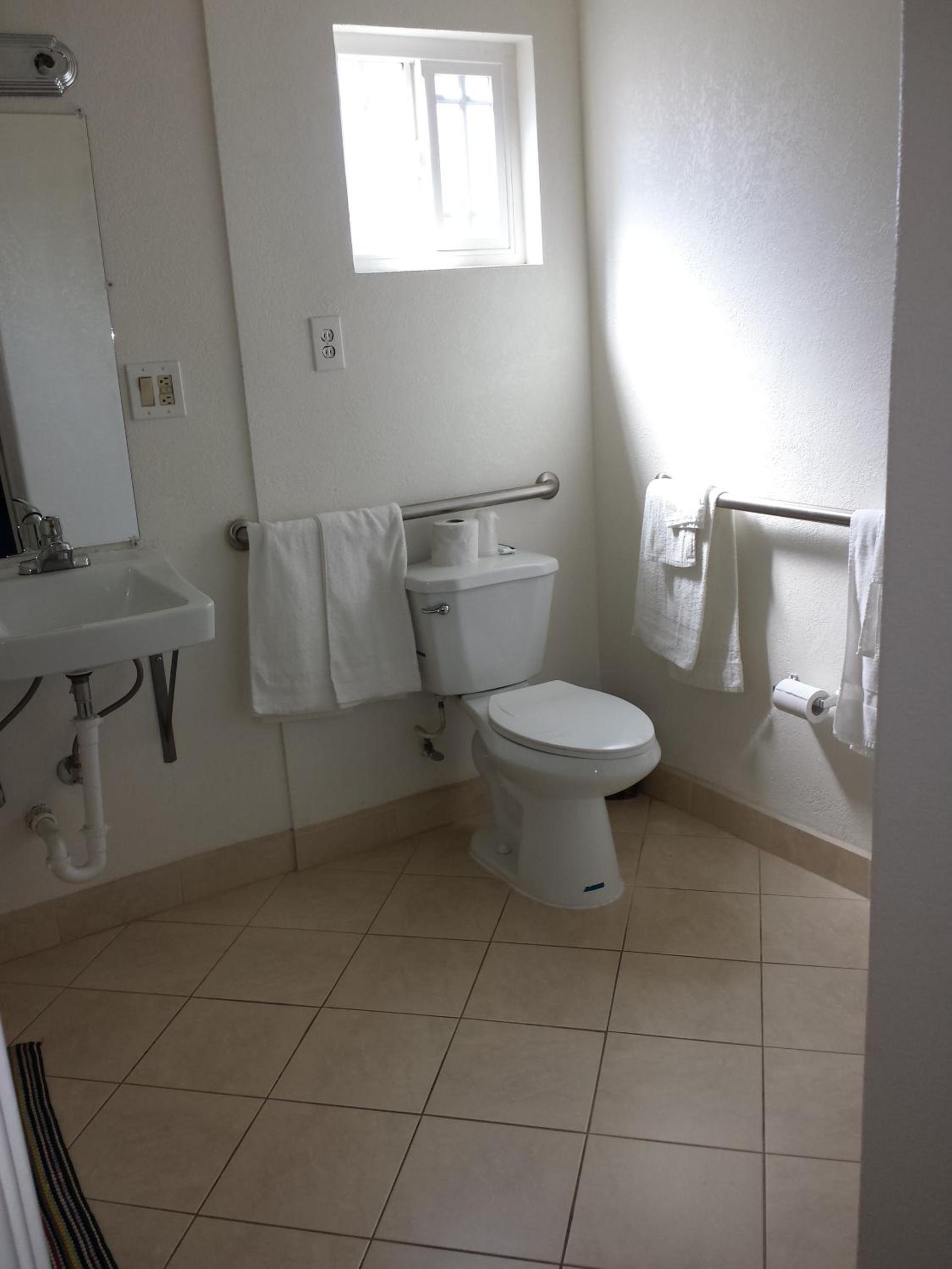 New Kansan Motel photo 21
