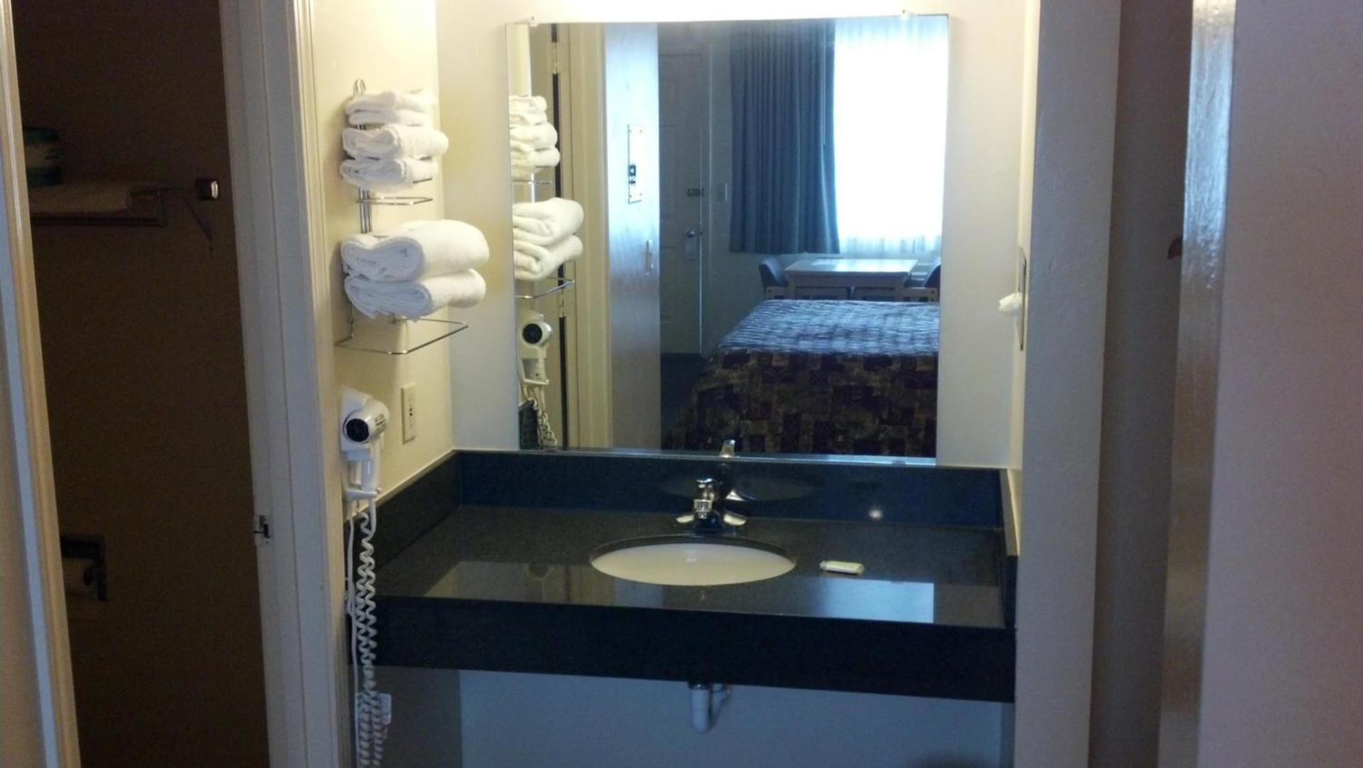 Heritage House Motel photo 4