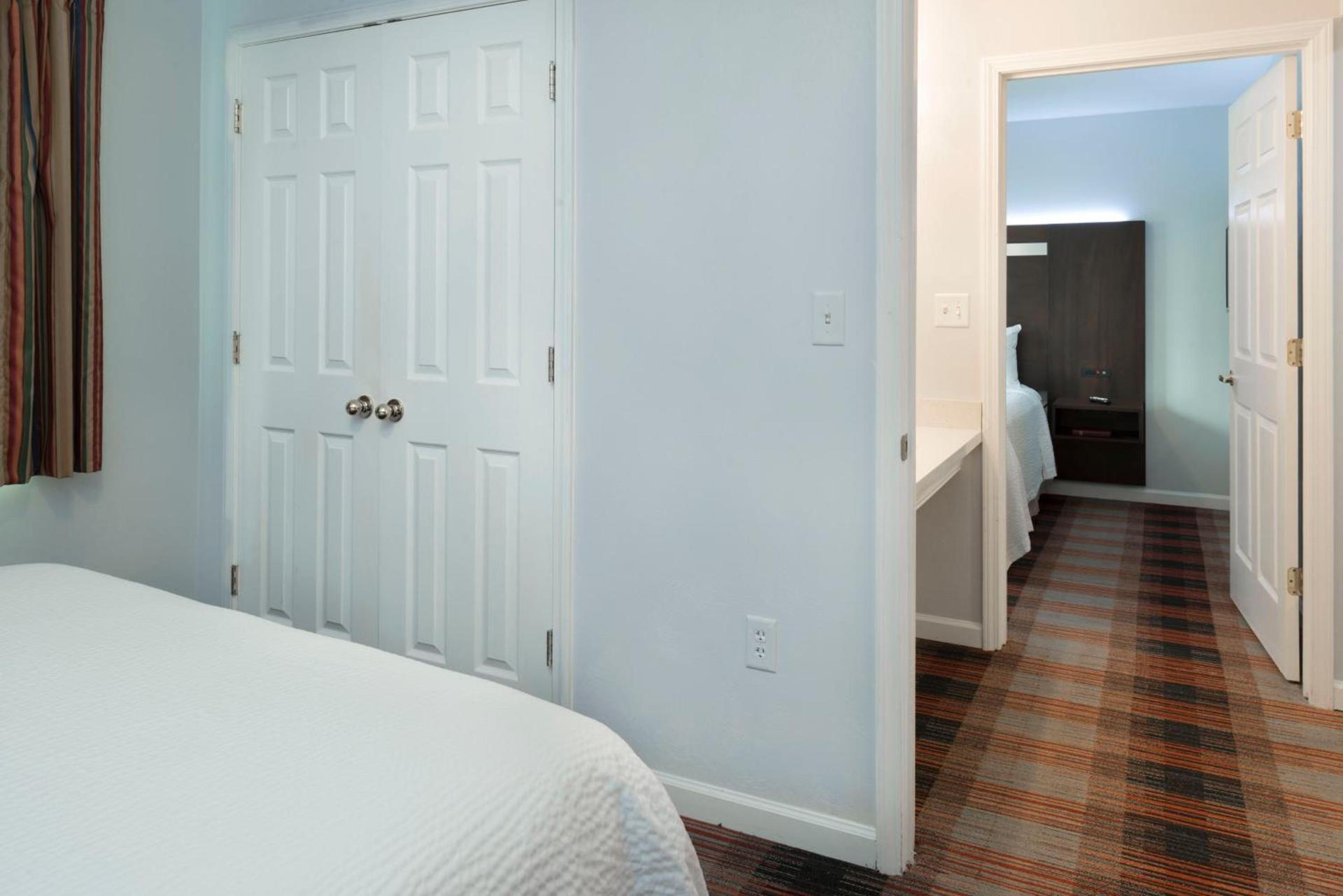 Luxbury Inn & Suites photo 6