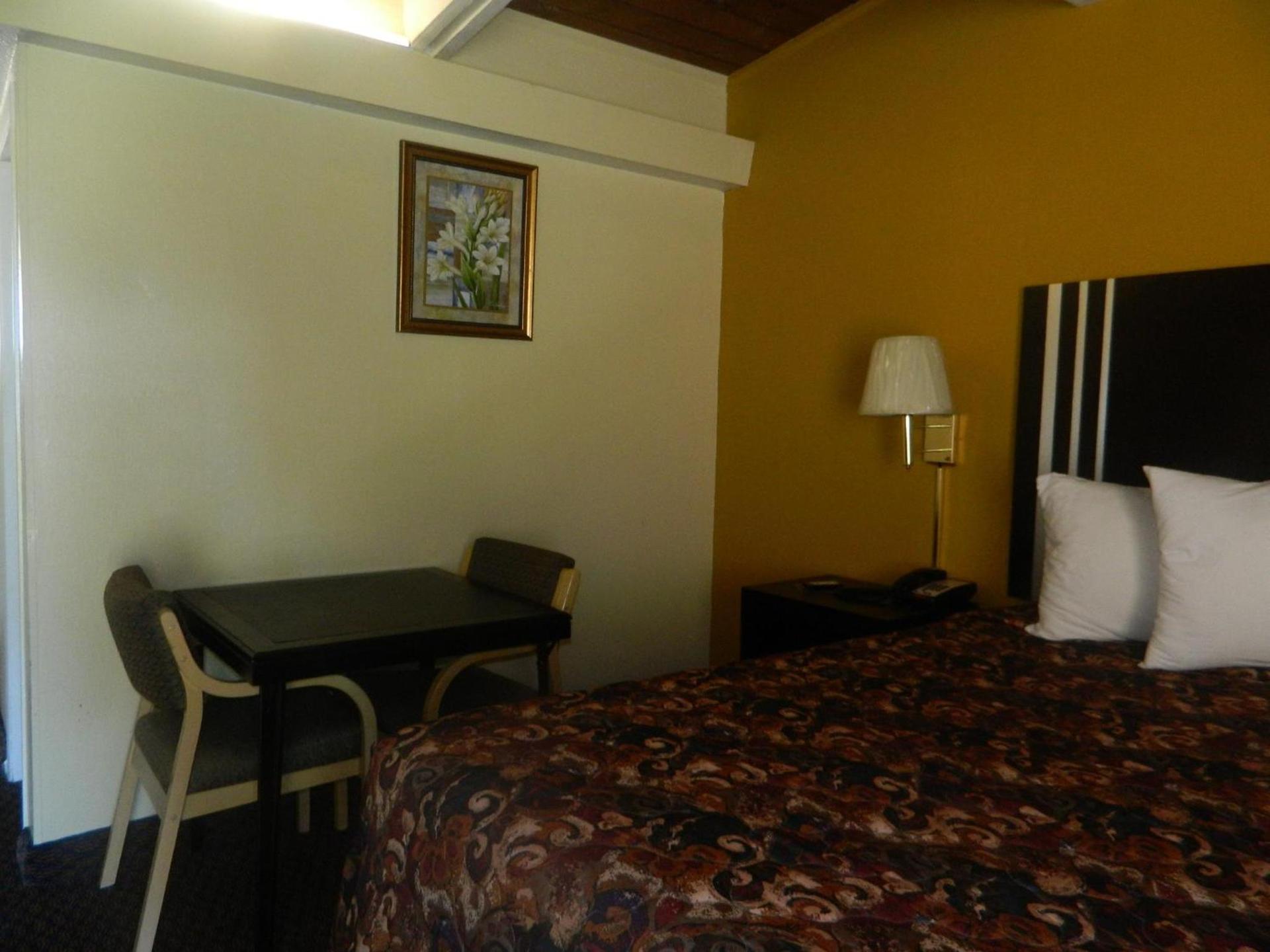 Freer Motel photo 6