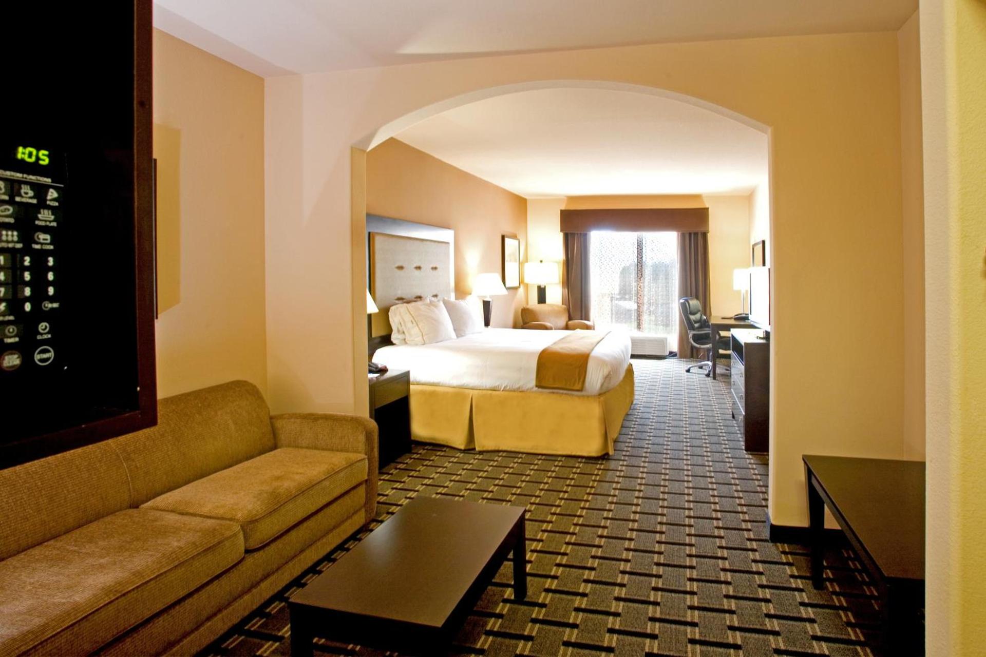Holiday Inn Express and Suites Beeville by IHG photo 4