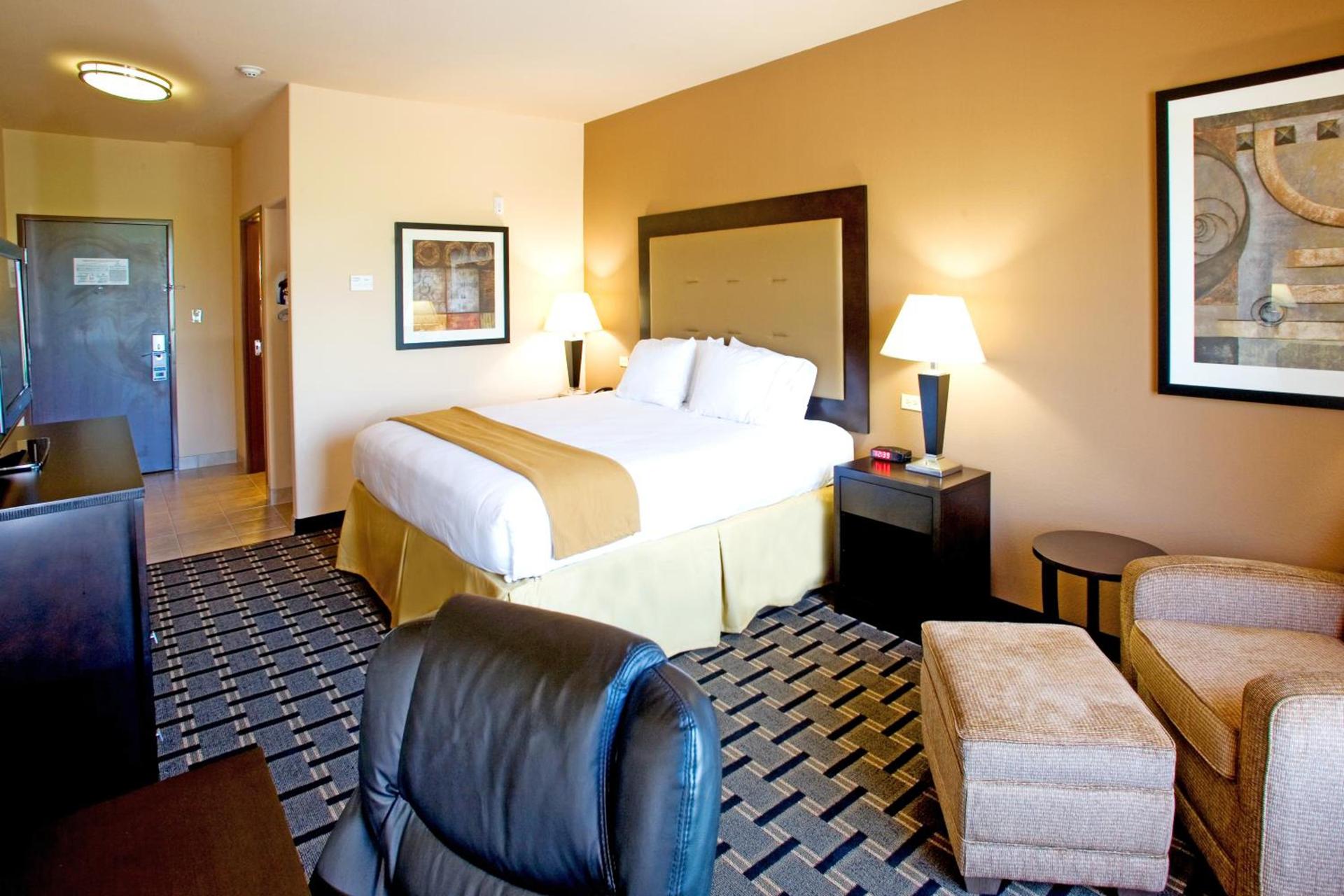 Holiday Inn Express and Suites Beeville by IHG photo 5