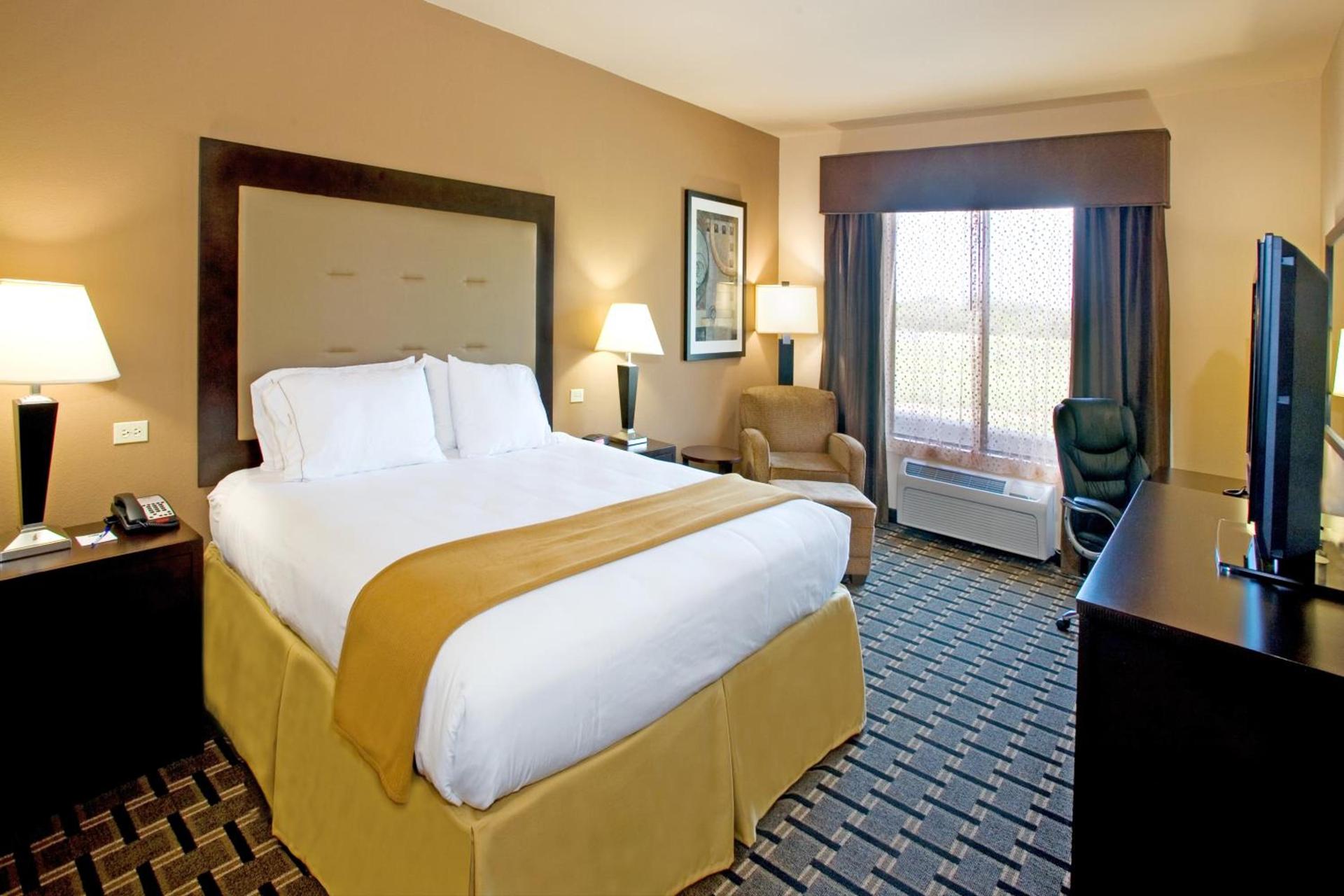 Holiday Inn Express and Suites Beeville by IHG photo 9