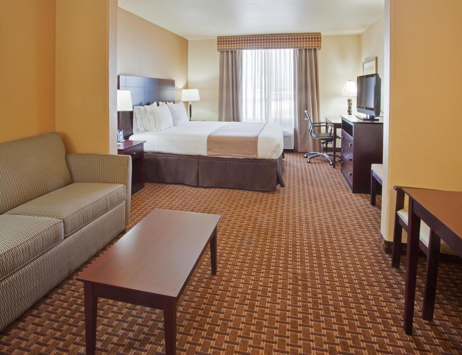 Holiday Inn Express & Suites Dinuba West by IHG photo 2