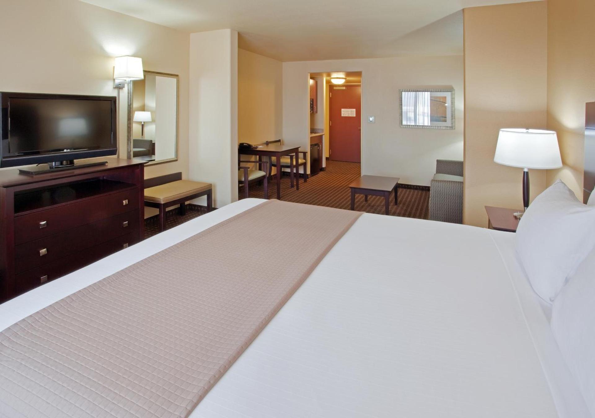 Holiday Inn Express & Suites Dinuba West by IHG photo 3