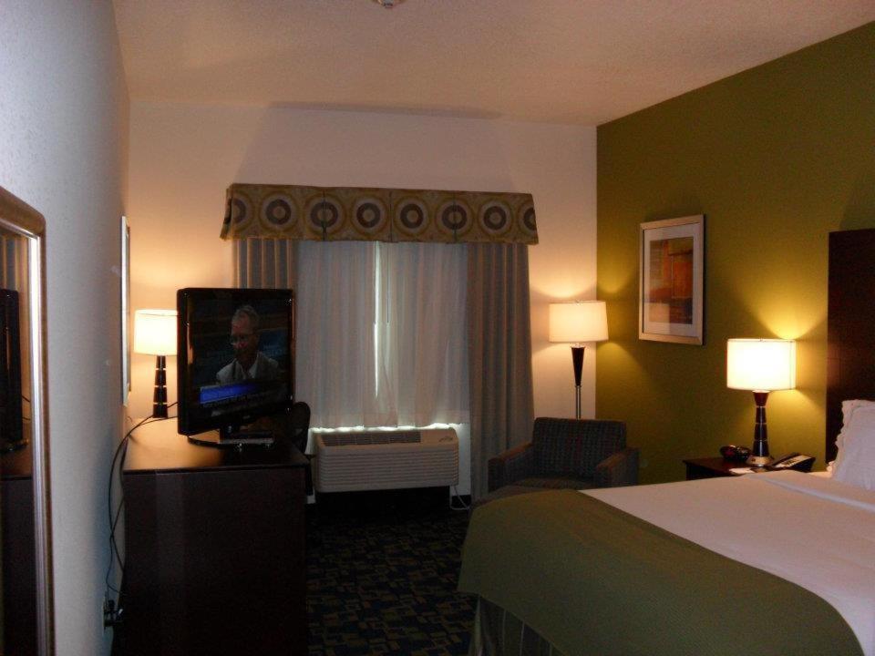 Holiday Inn Express and Suites Urbandale Des Moines by IHG photo 7