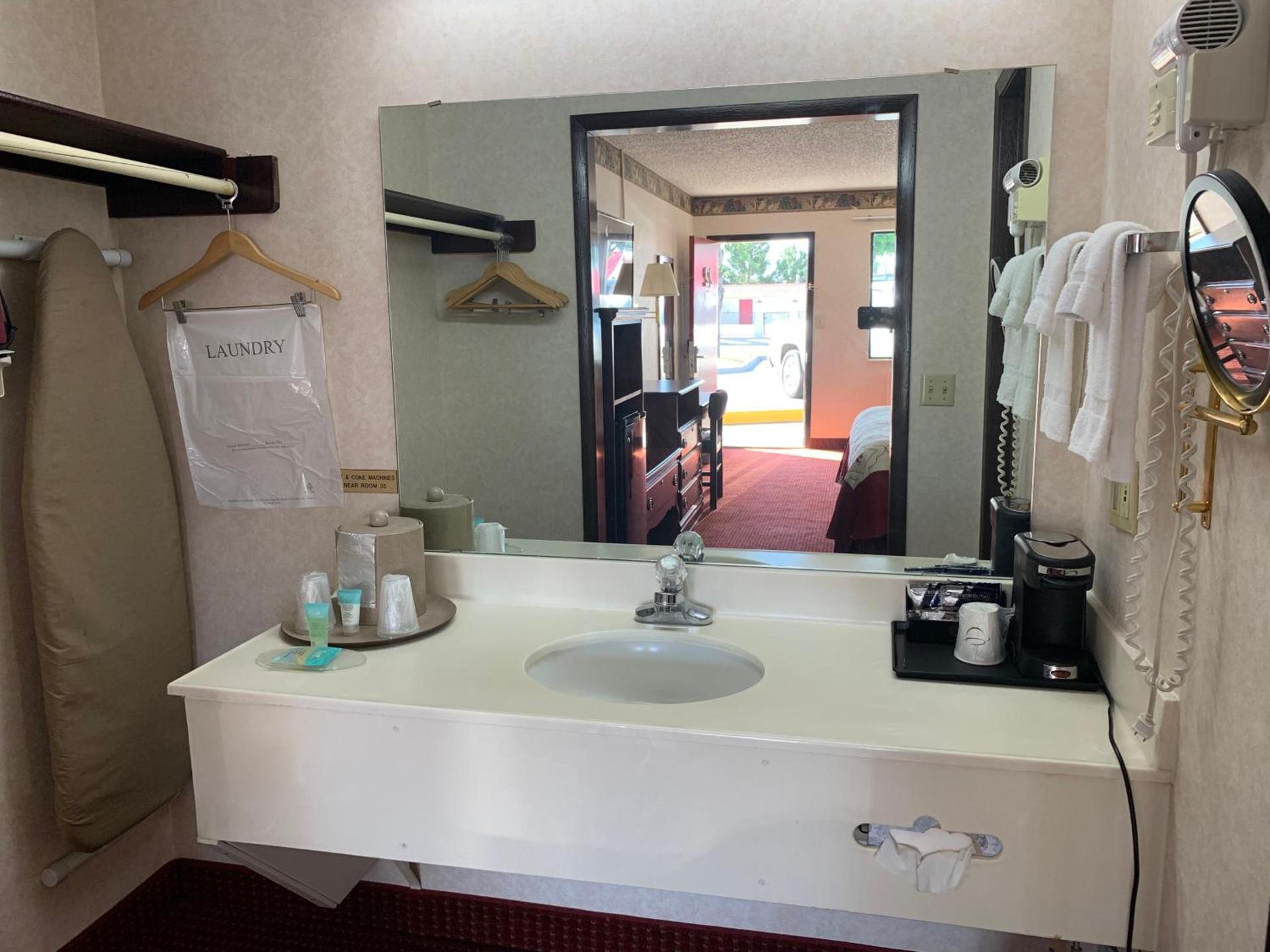 Regency Inn photo 32