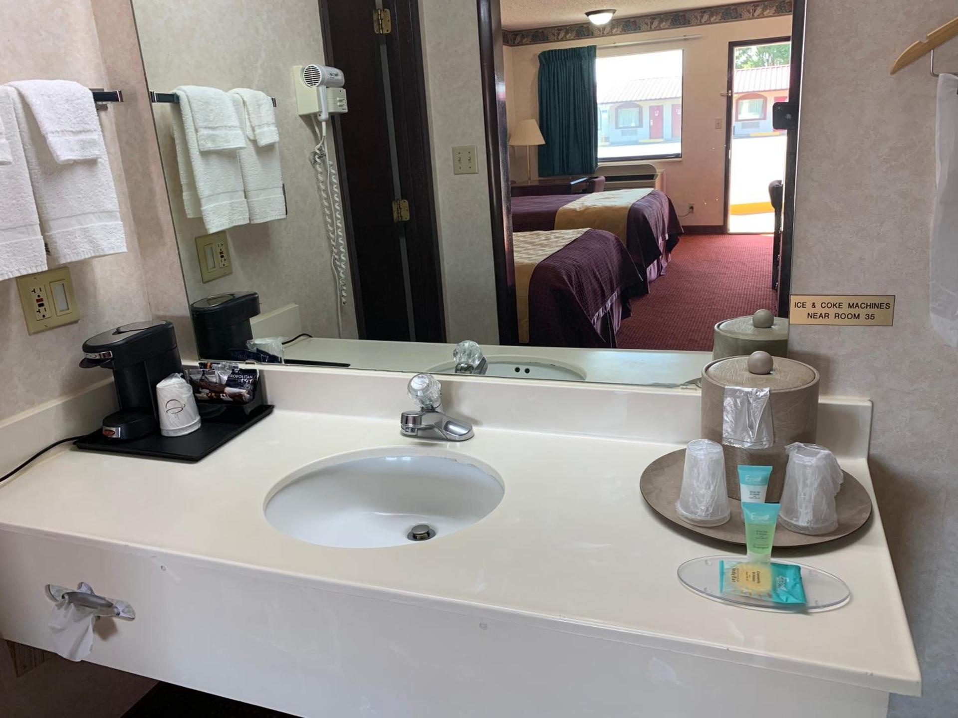 Regency Inn photo 24