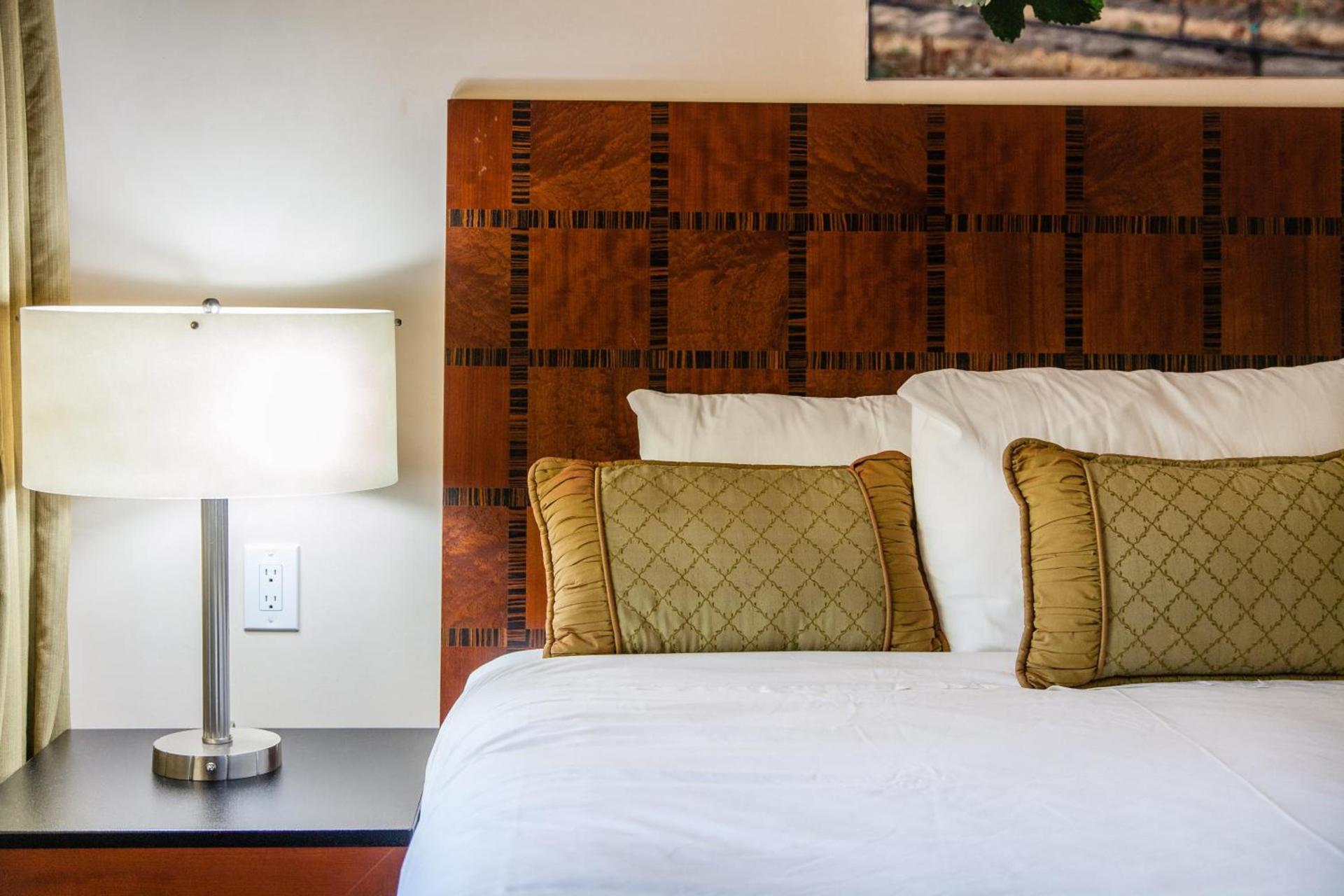 The Vendange Carmel Inn & Suites photo 2