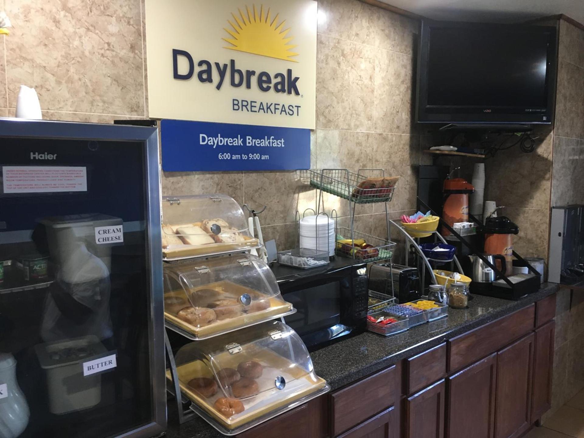 Days Inn by Wyndham Lincoln photo 12