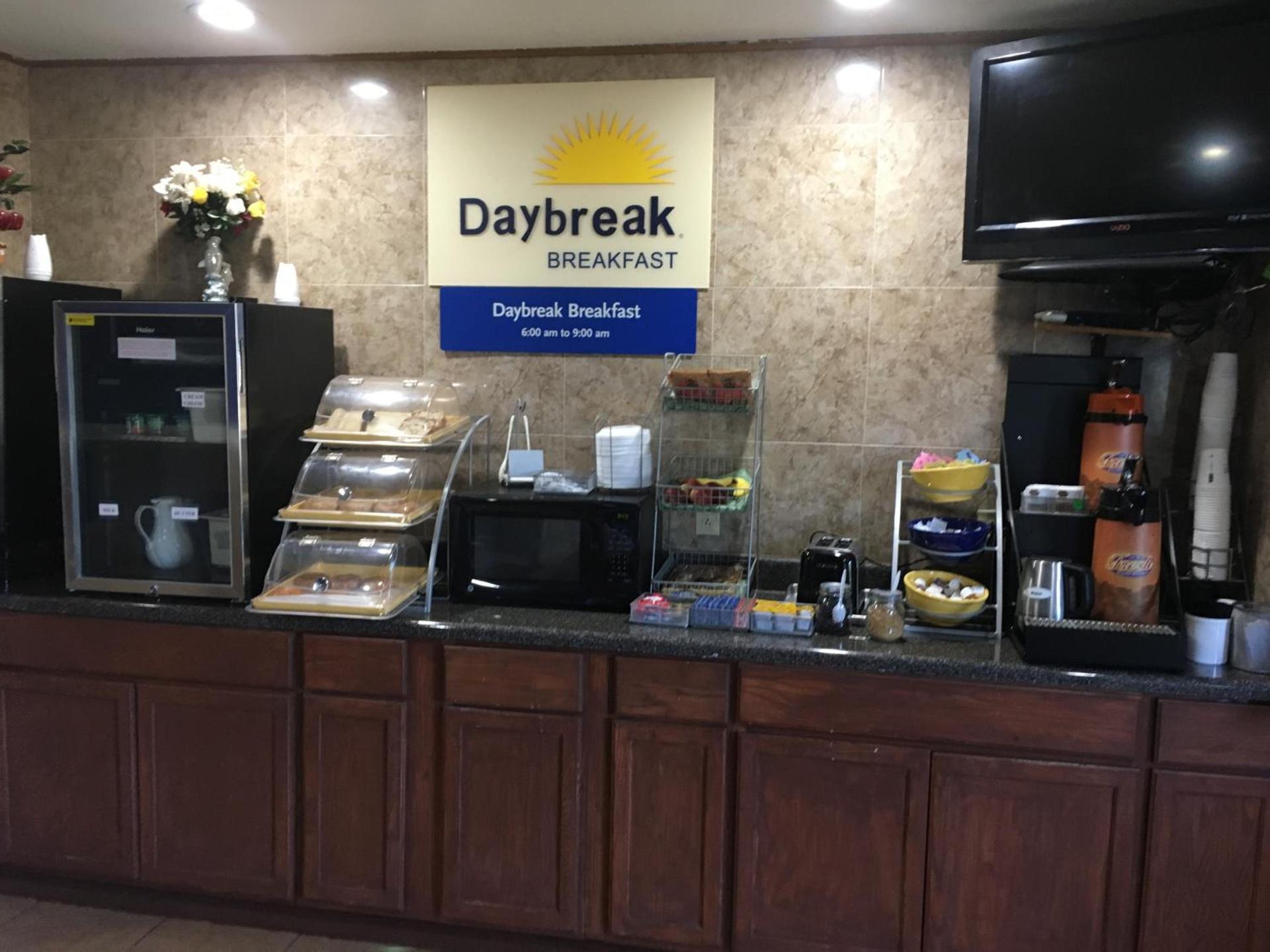 Days Inn by Wyndham Lincoln photo 11