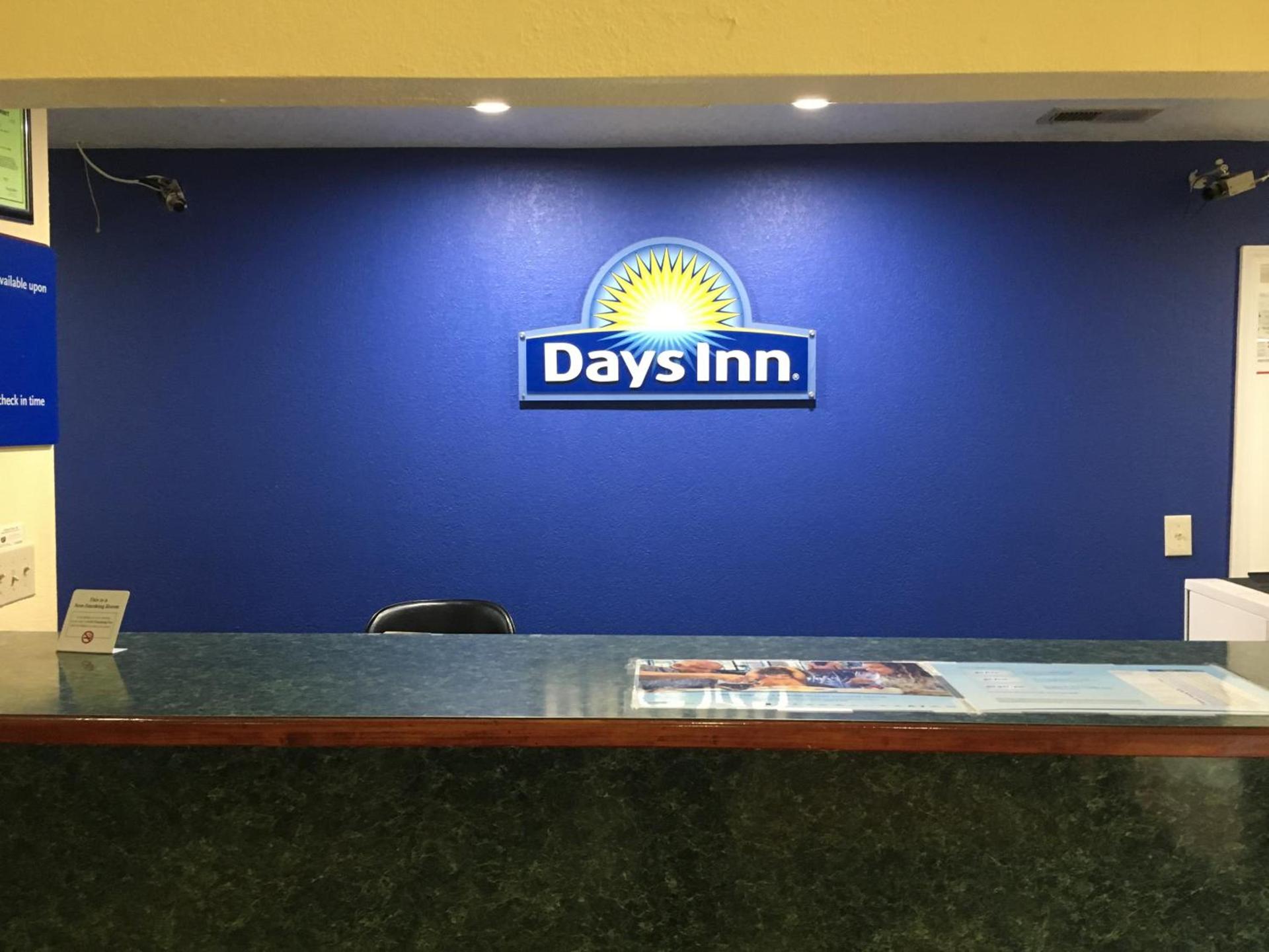 Days Inn by Wyndham Lincoln photo 8