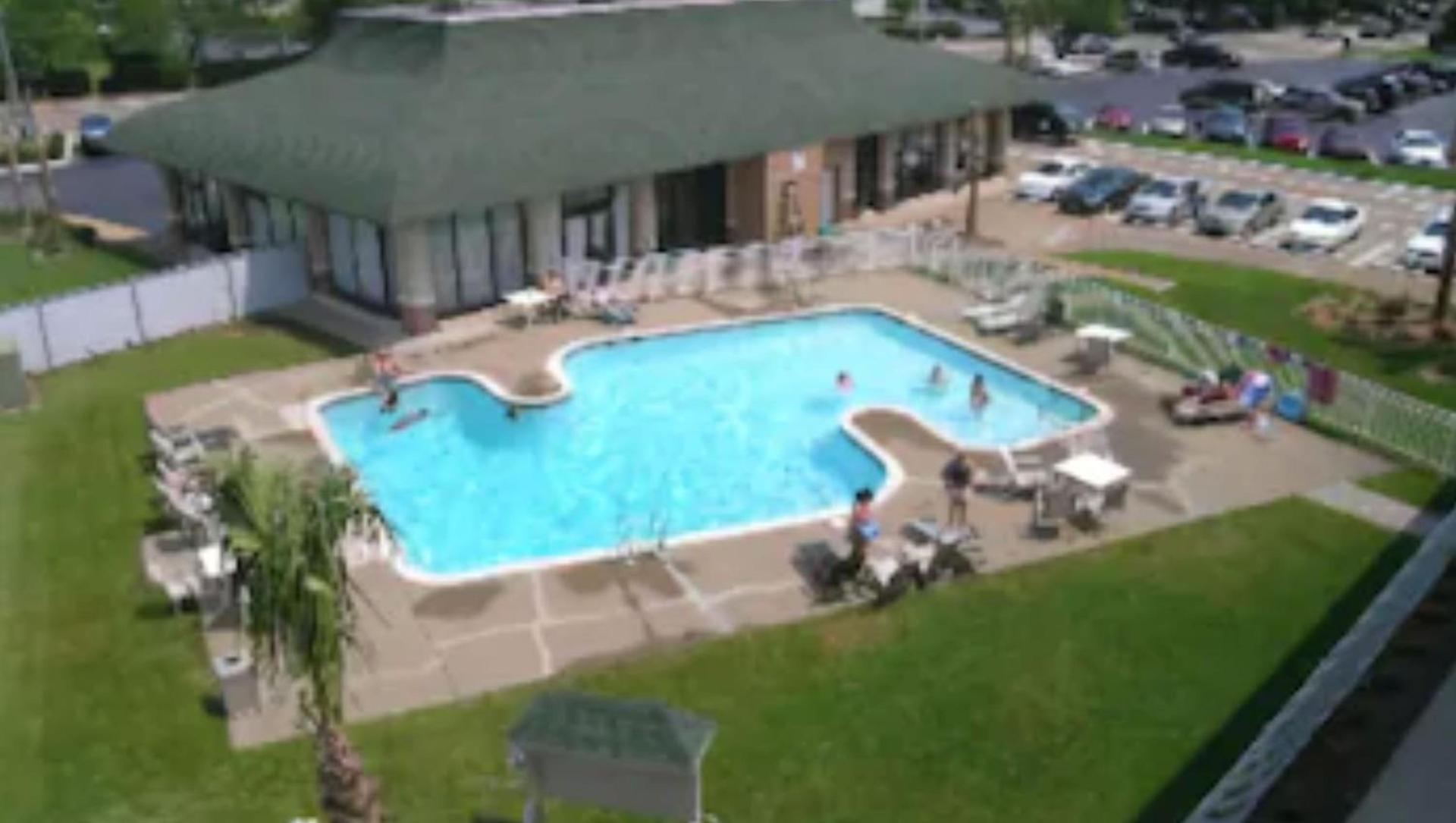 Ambassadors Inn & Suites photo 2