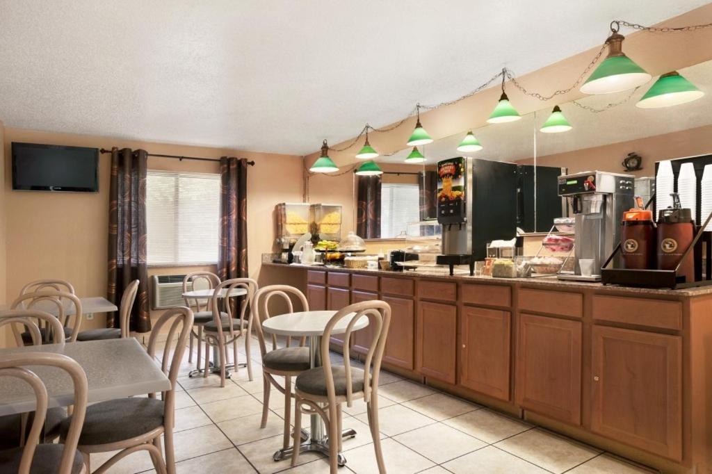 Travelodge by Wyndham Muskegon photo 14