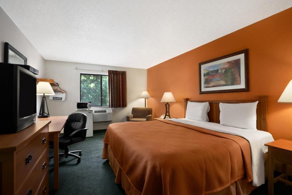 Travelodge by Wyndham Muskegon photo 10