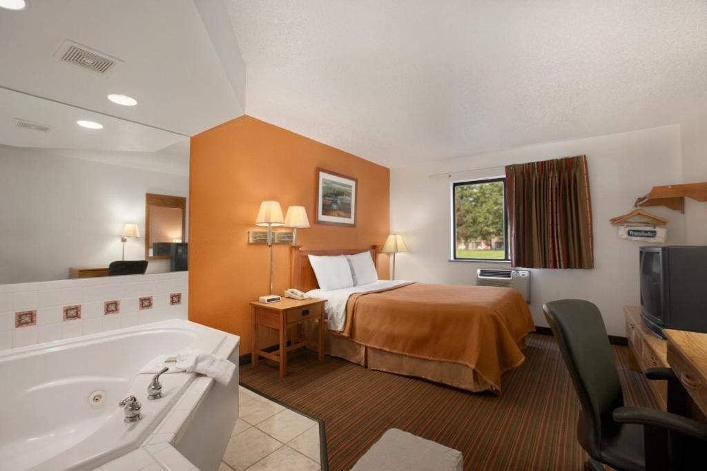 Travelodge by Wyndham Muskegon photo 11