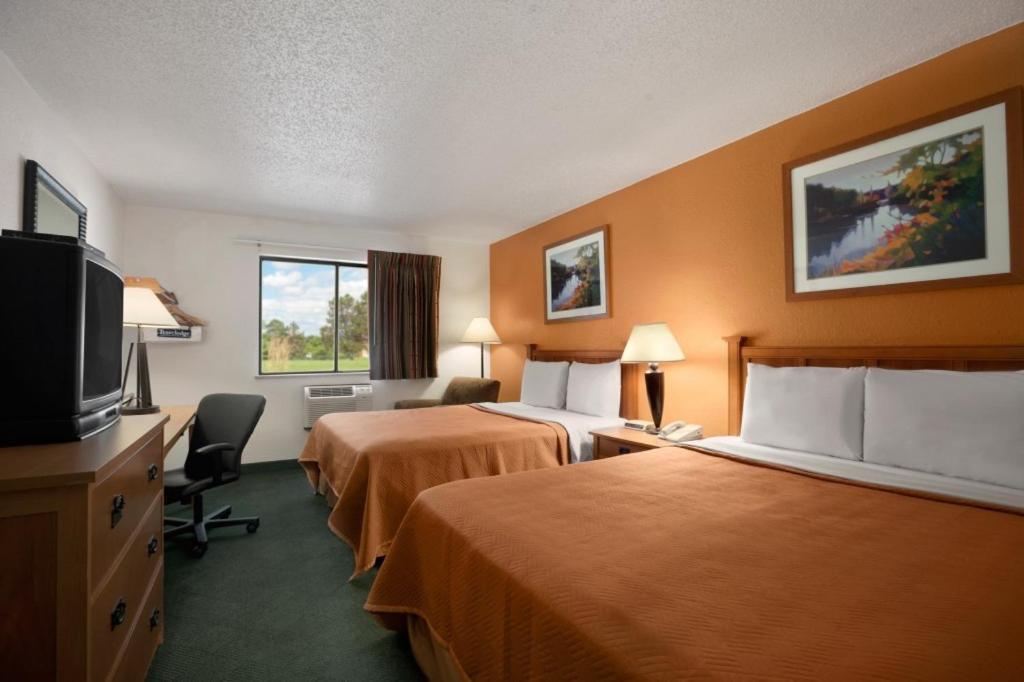 Travelodge by Wyndham Muskegon photo 12