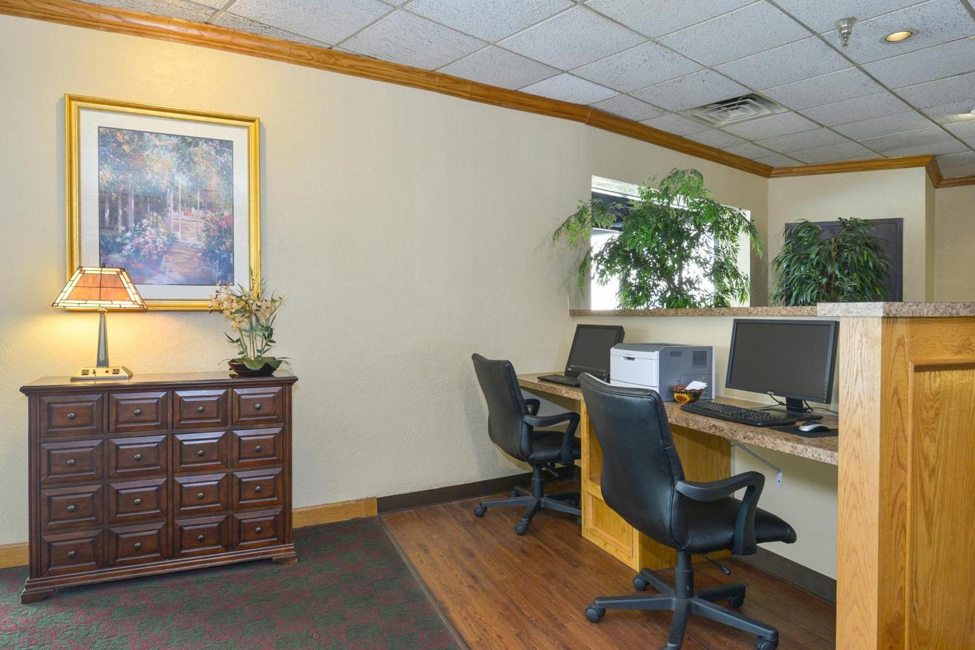 Lamplighter Inn-South photo 12