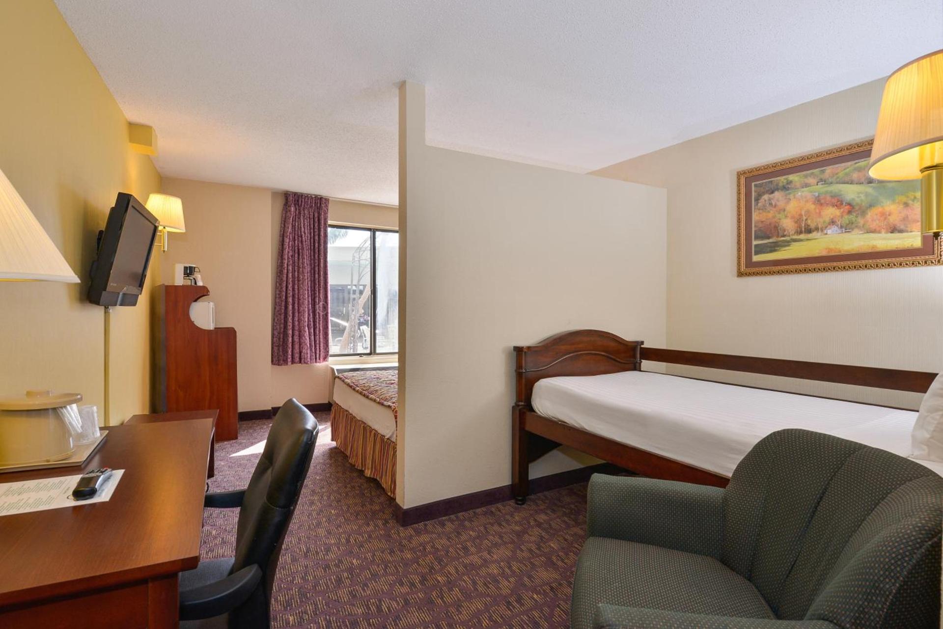 Lamplighter Inn-South photo 16