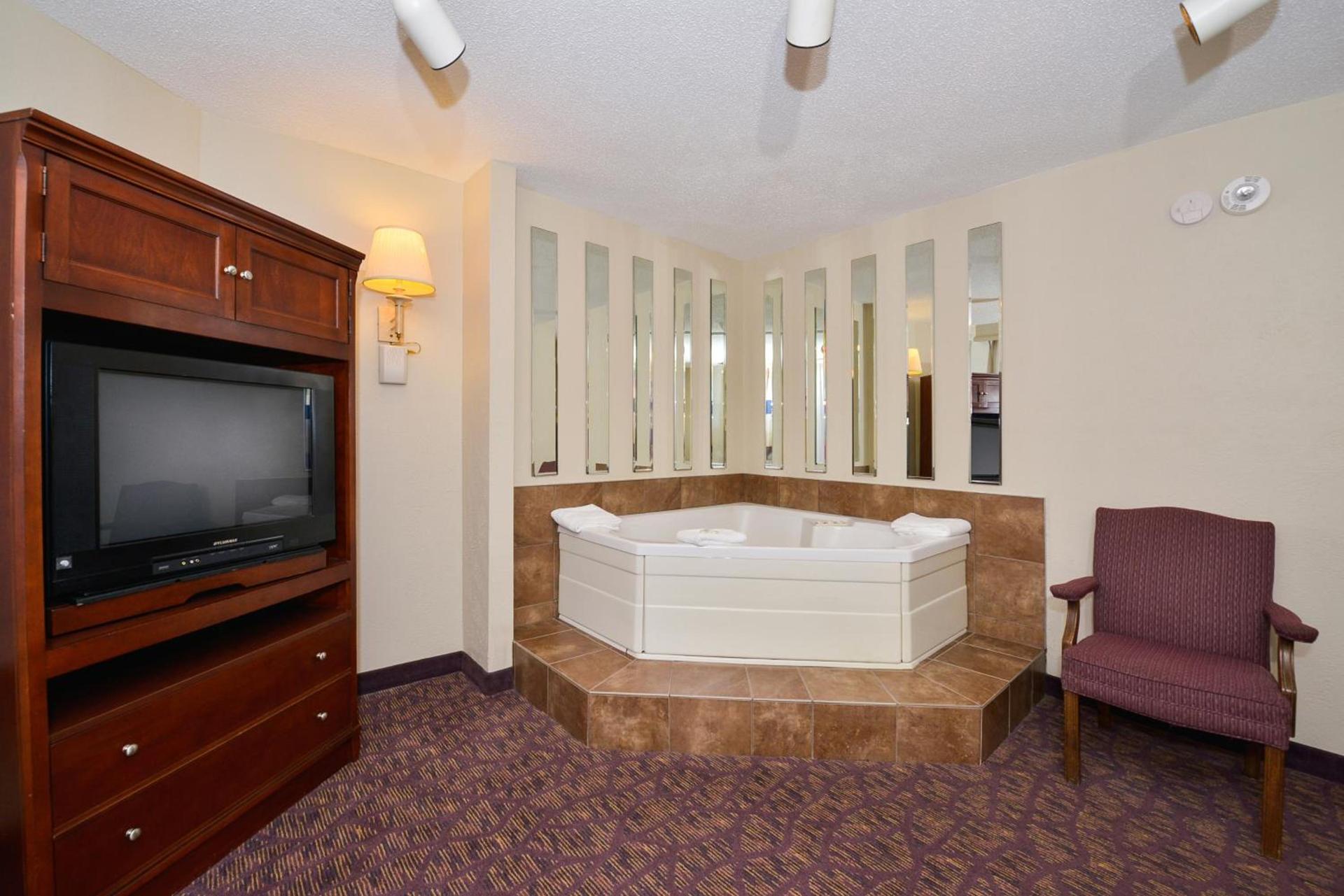 Lamplighter Inn-South photo 23