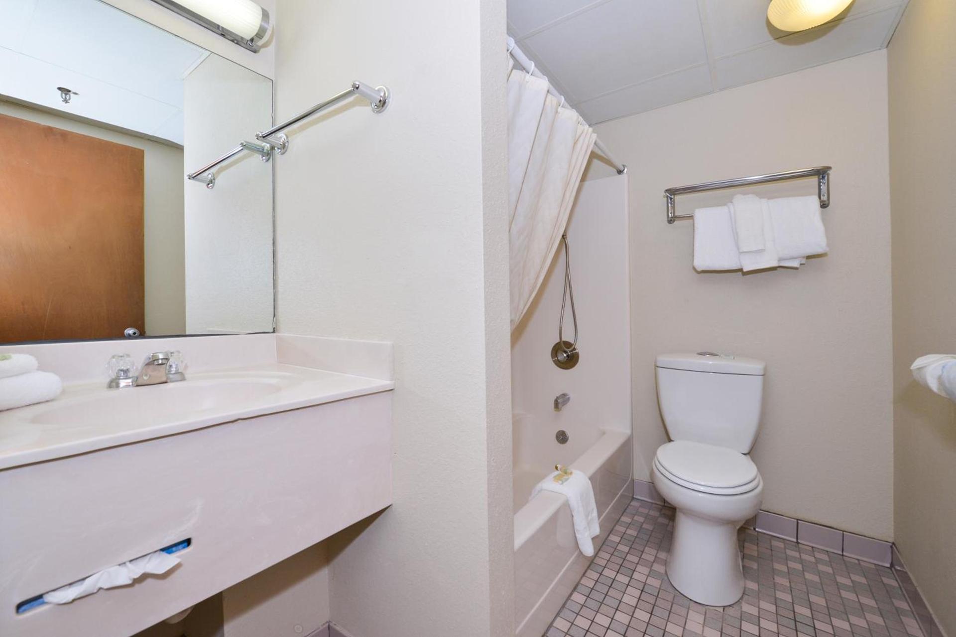 Lamplighter Inn-South photo 26