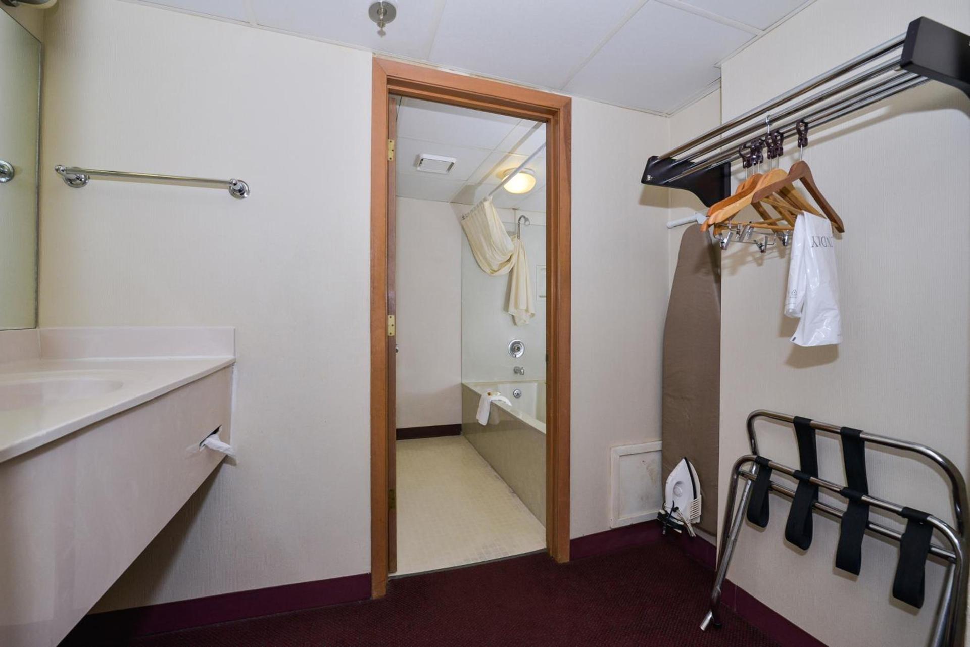 Lamplighter Inn-South photo 31