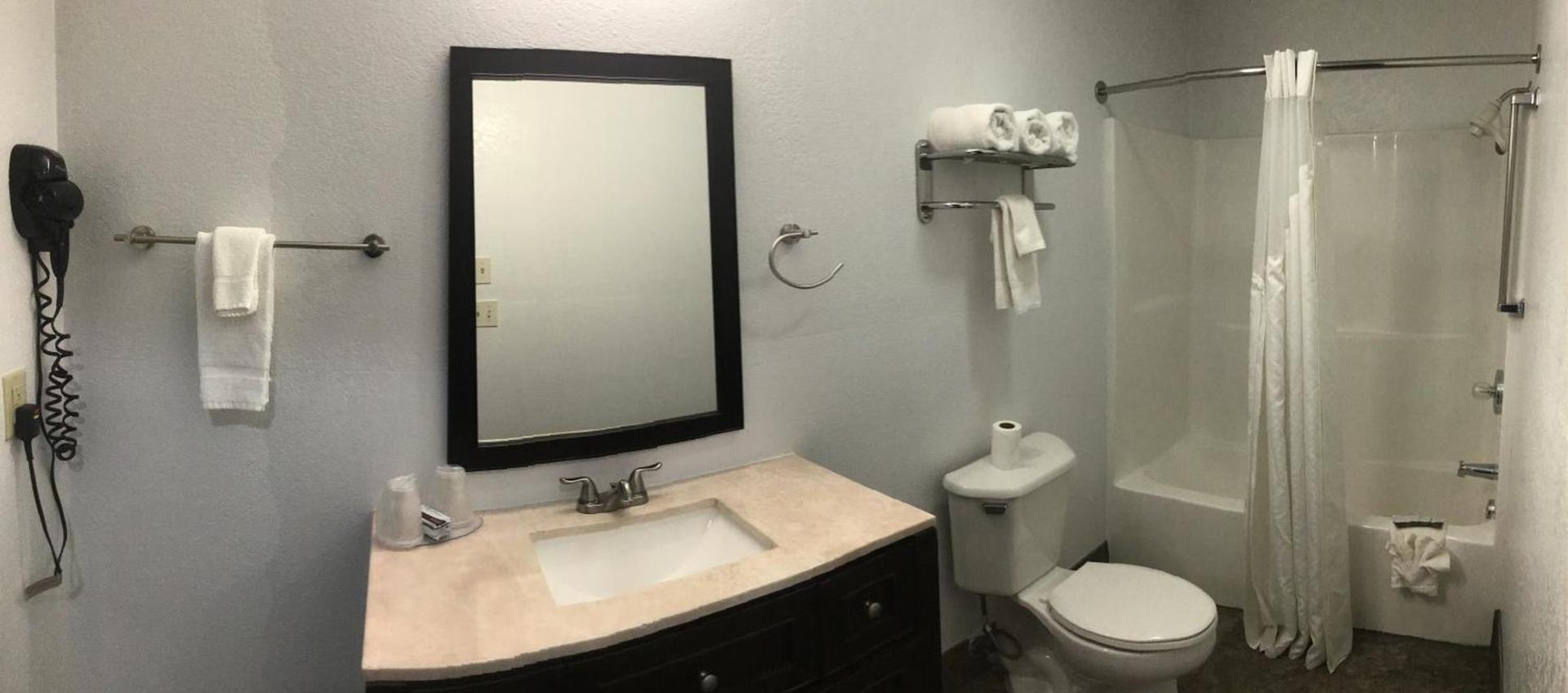 Budget Inn & Suites photo 48