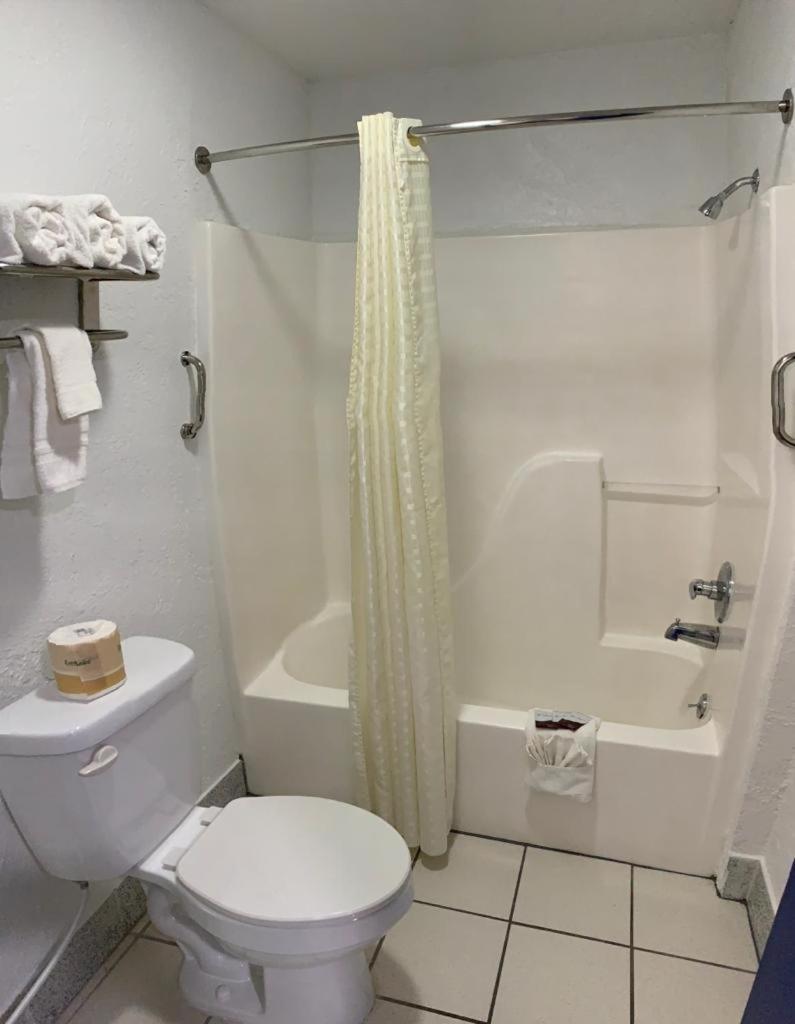 Budget Inn & Suites photo 49