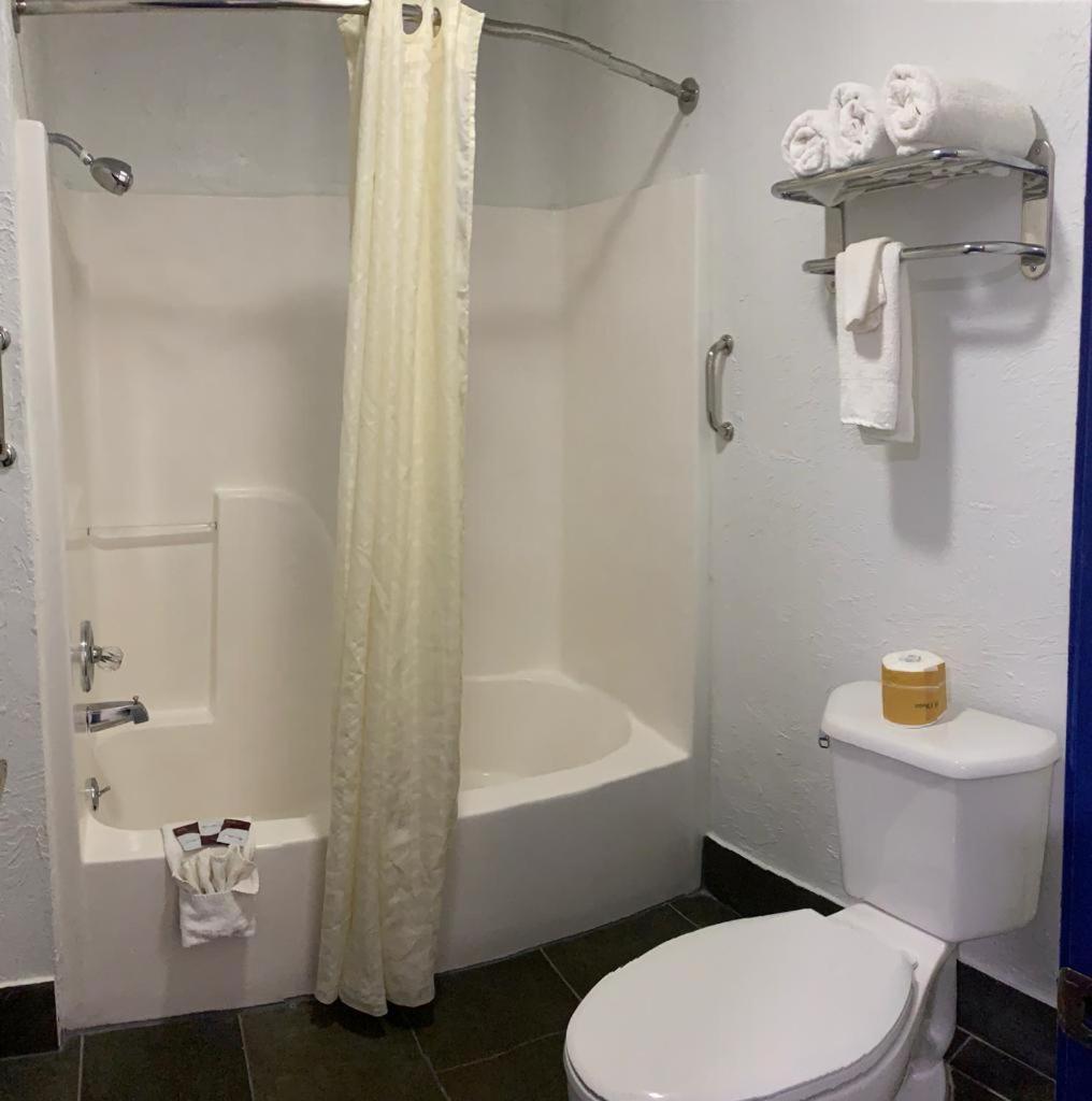 Budget Inn & Suites photo 50