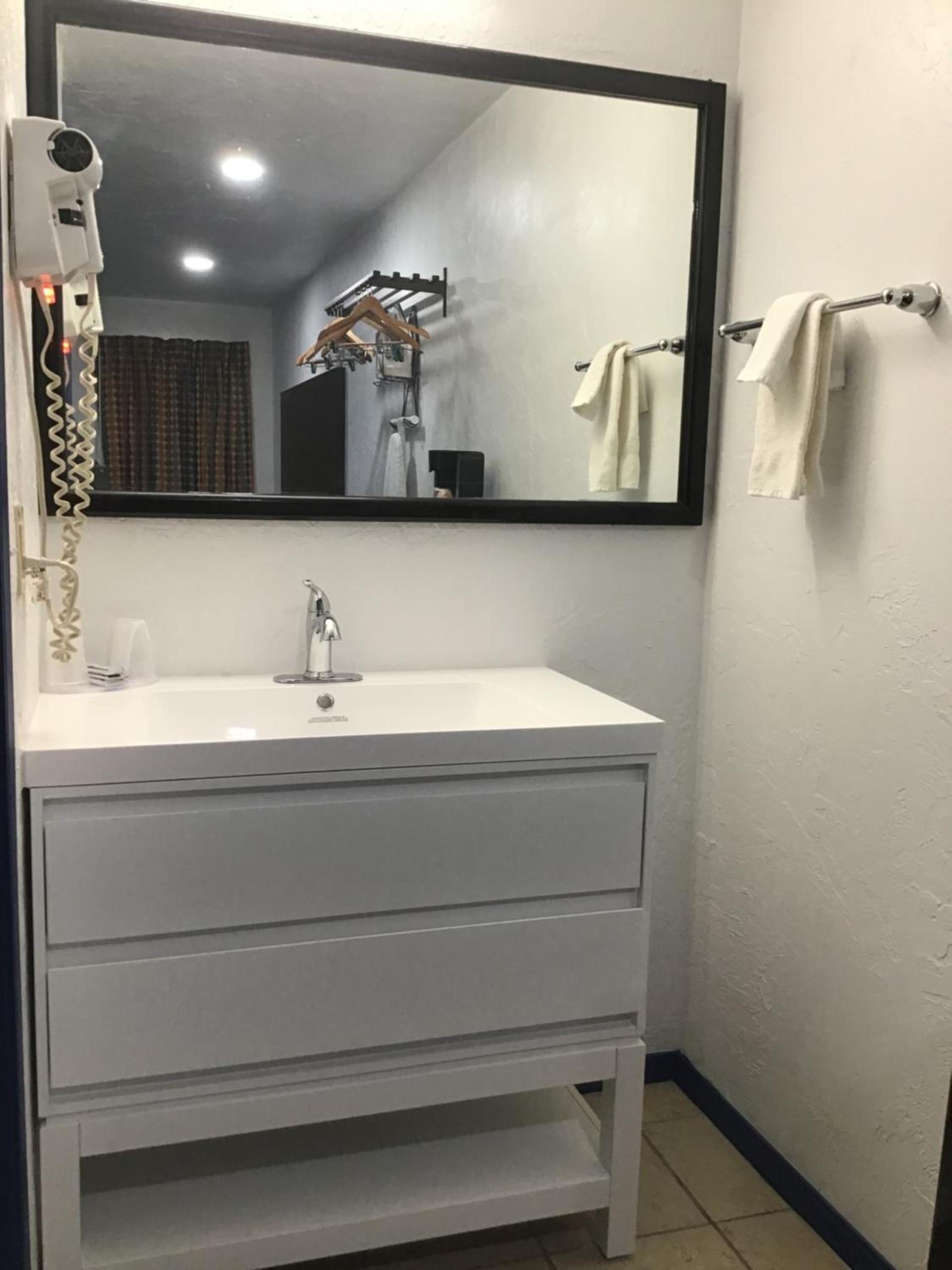 Budget Inn & Suites photo 52