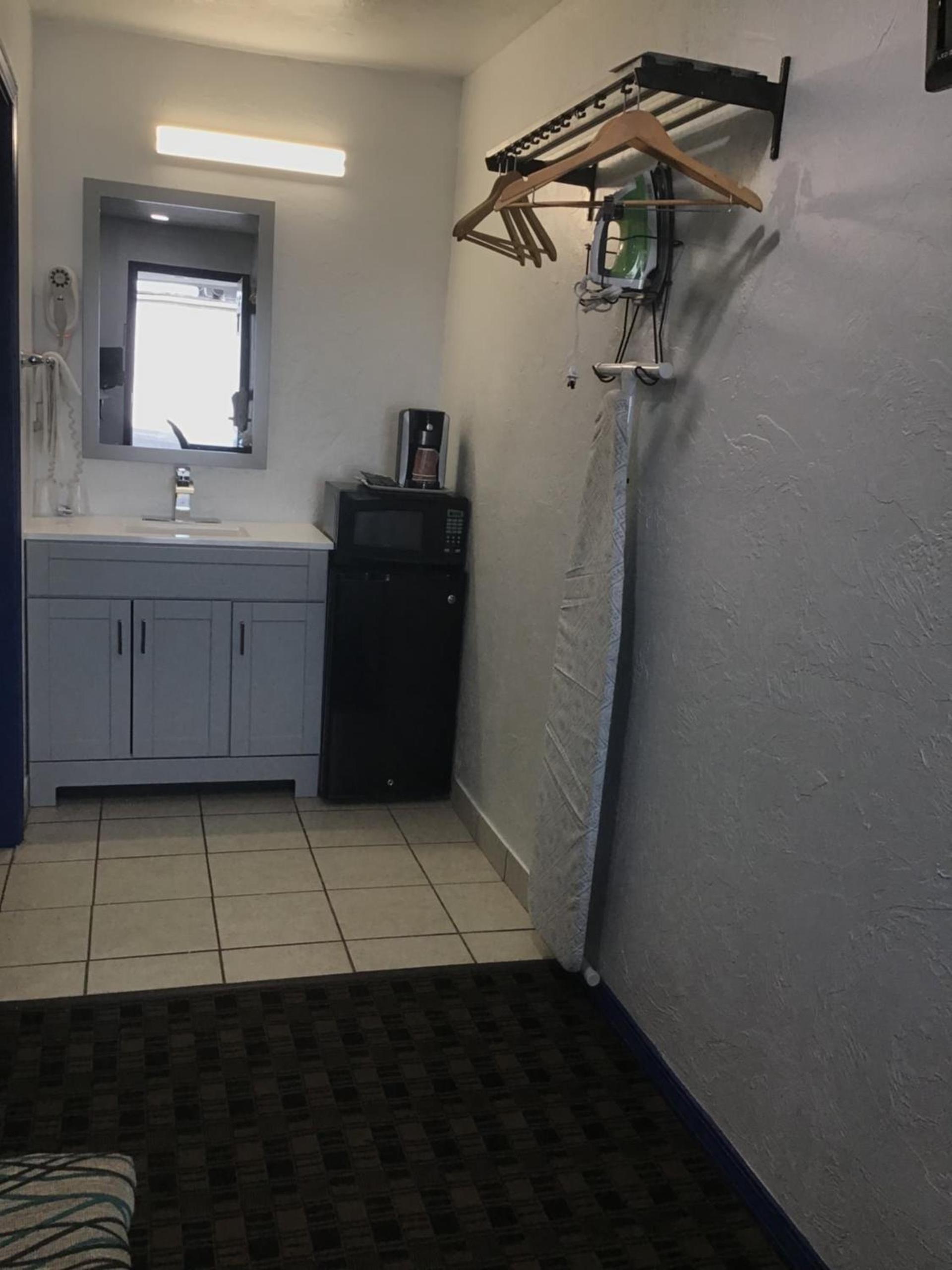 Budget Inn & Suites photo 53