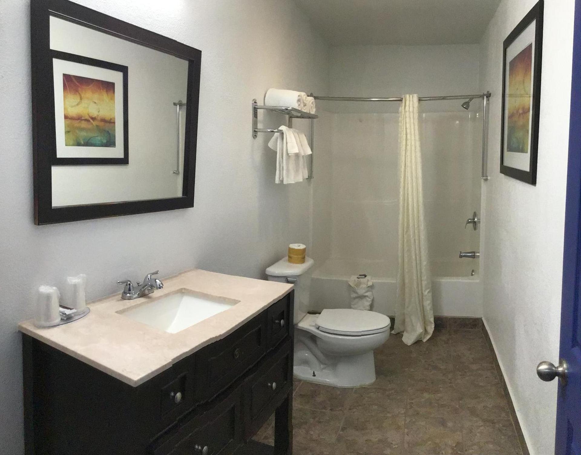 Budget Inn & Suites photo 37